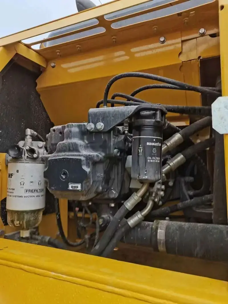 A large number of Komatsu type 220-8MO excavators, as well as Volvo 220, Carter 323, Kobelco 210 and other used excavators