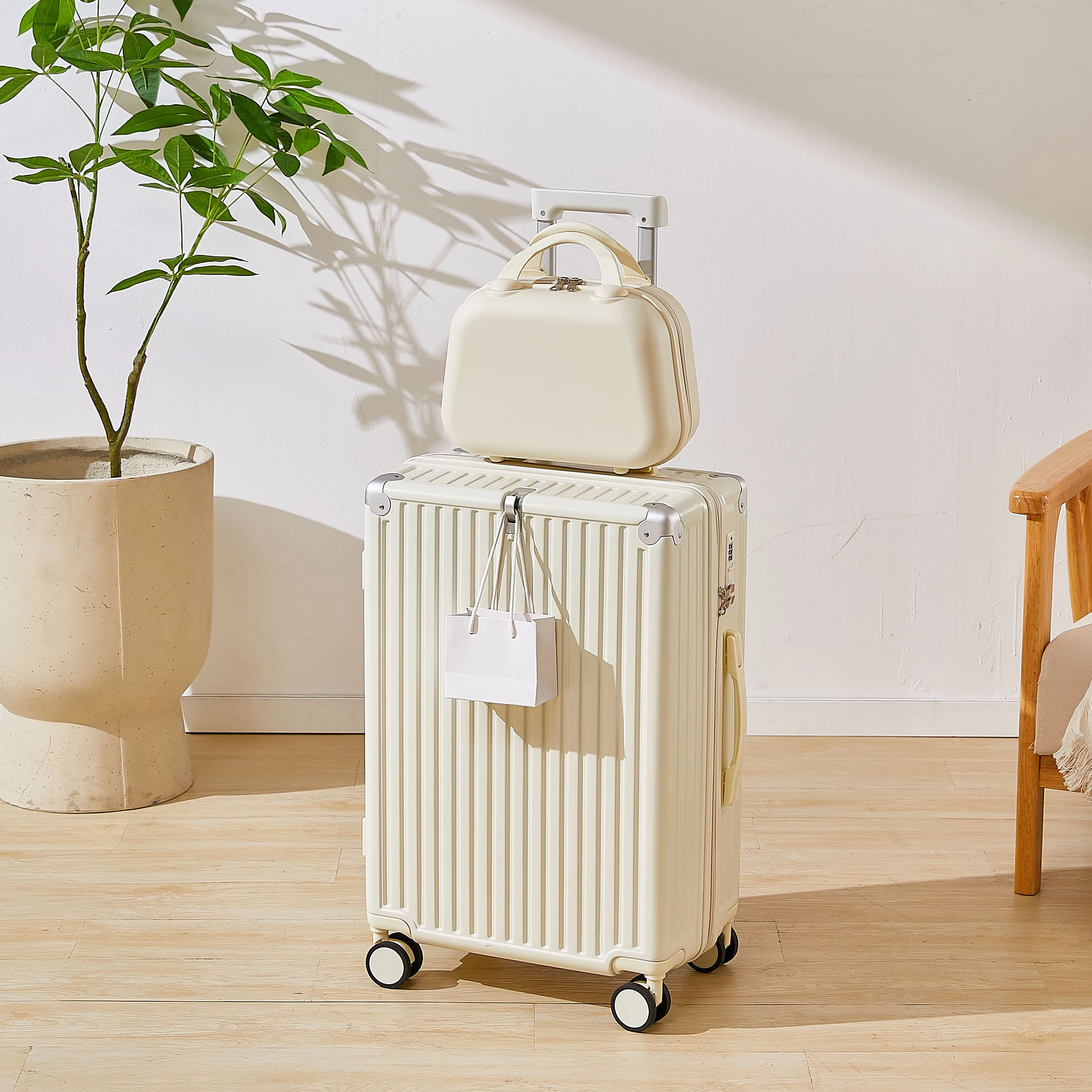 New Design  360 Degree Spinner Double Wheel Beauty Suitcase Bags Luggage with Usb Charge for Women PC Unisex Metal Handle