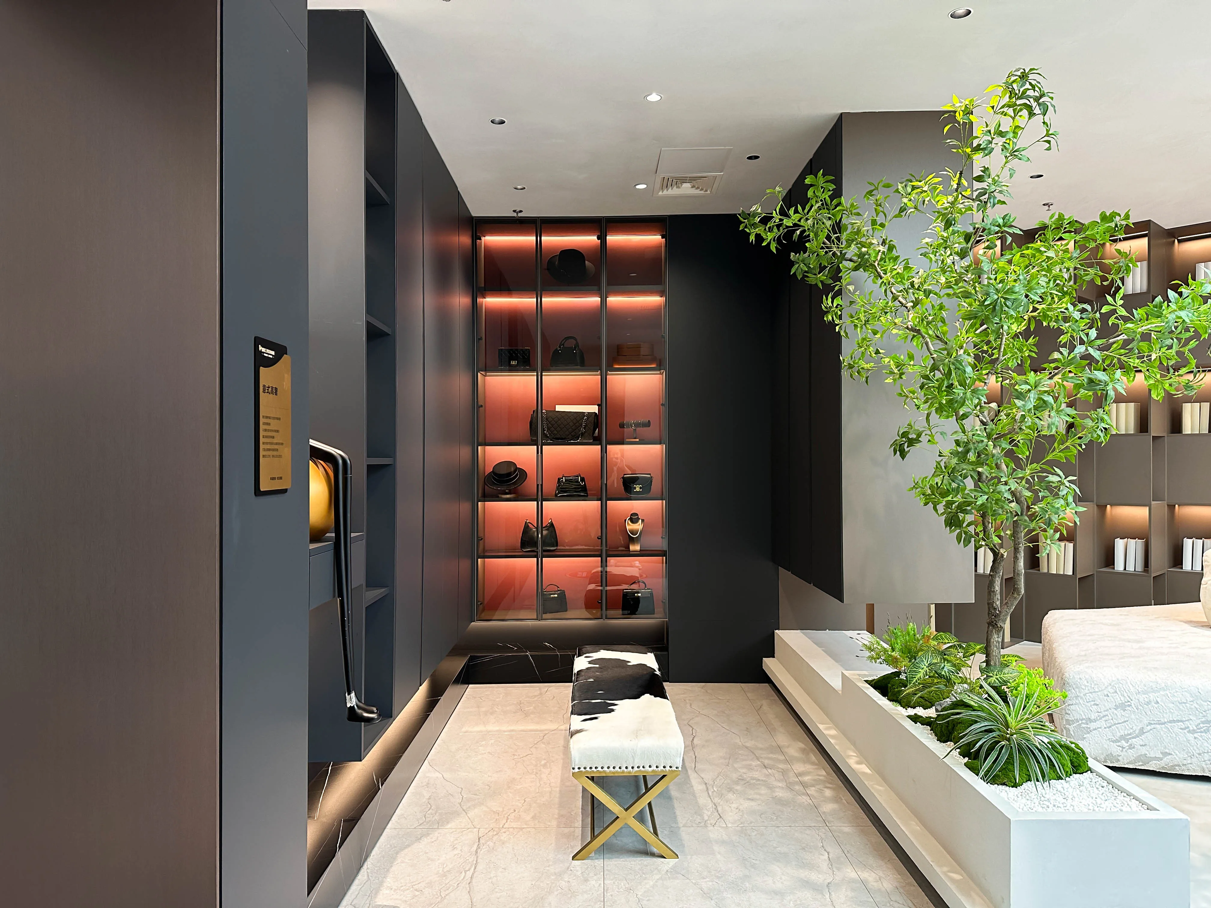 2024 Eco-Friendly Materials Wooden Entryway Cabinet Italian Style Entryway Cabinet Customizable Size Color