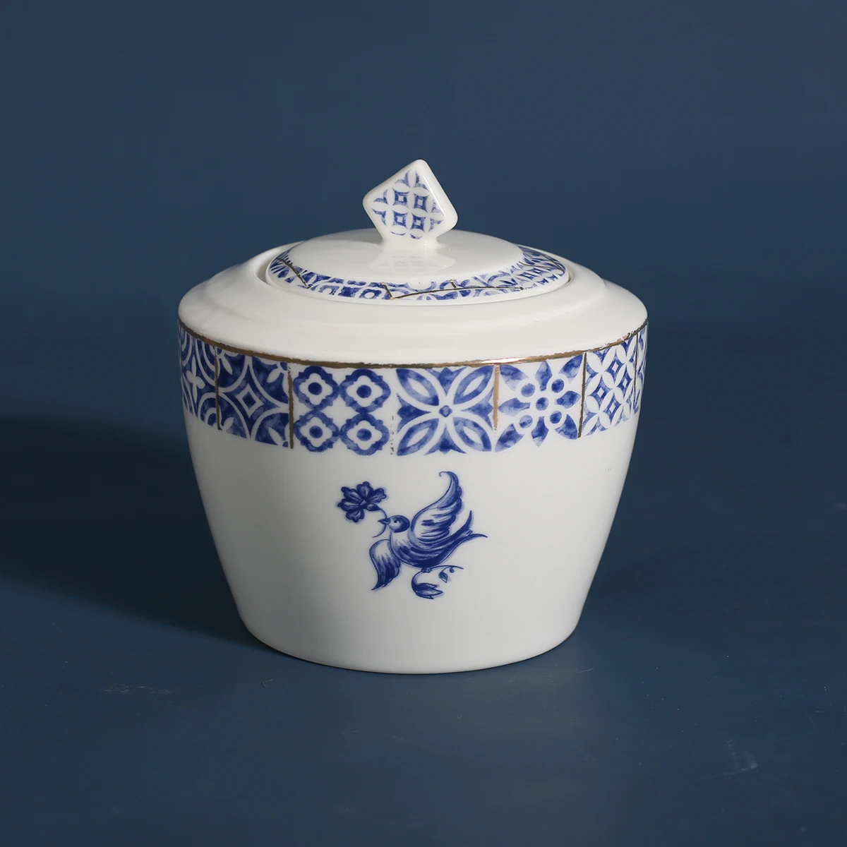 Luxury Ceramic Blue And White Fine Porcelain Sugar Bowl Boutique Hotel Ceramic Sugar Pot With Lid