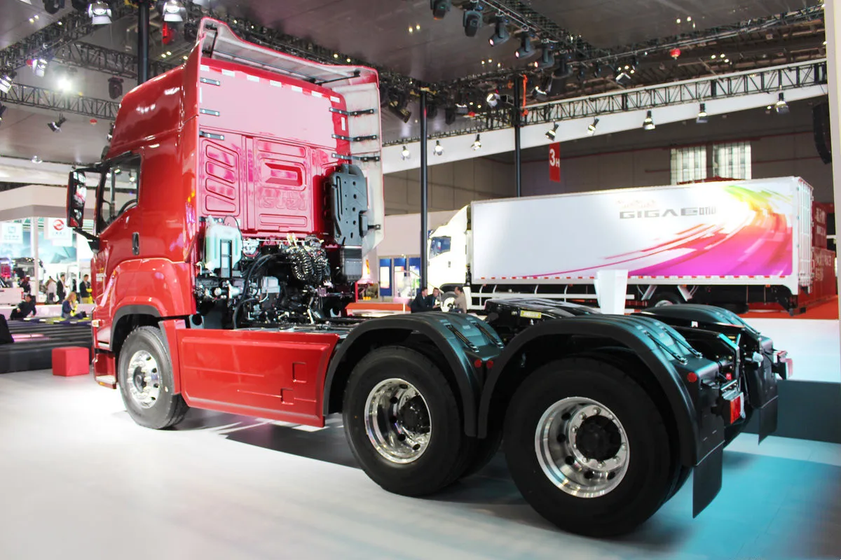 Головка тягача ISUZU GIGA 6X4 грузоподъемностью 50 тонн 460HP