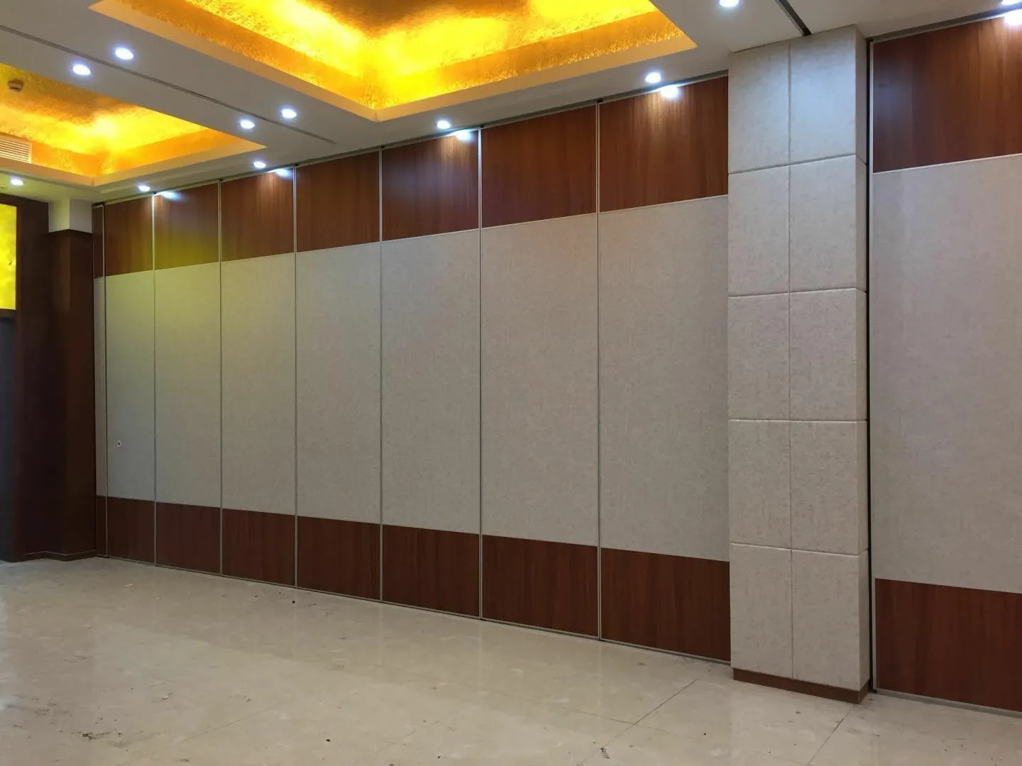 Prefabricated interior soundproof acoustic wooden folding accordion room divider movable partition for banquet