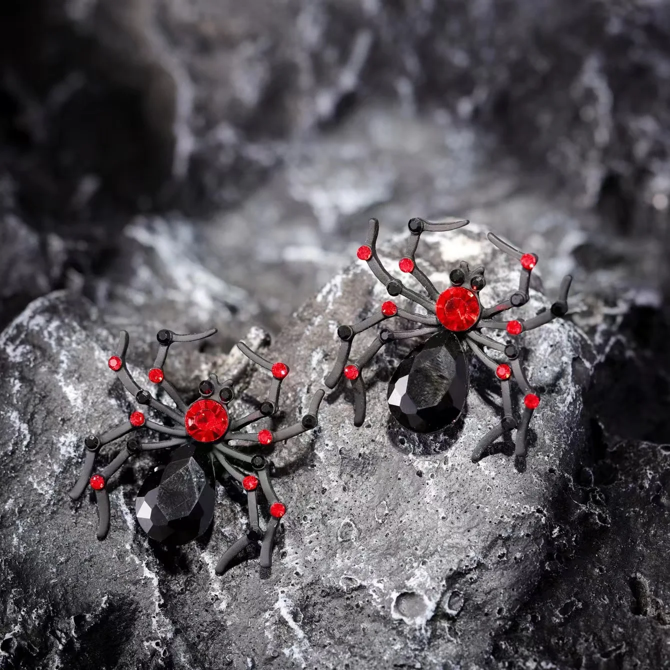 Fashion exaggeration earrings Black spider studs terrible Popular personality dark animal earrings Halloween jewelry