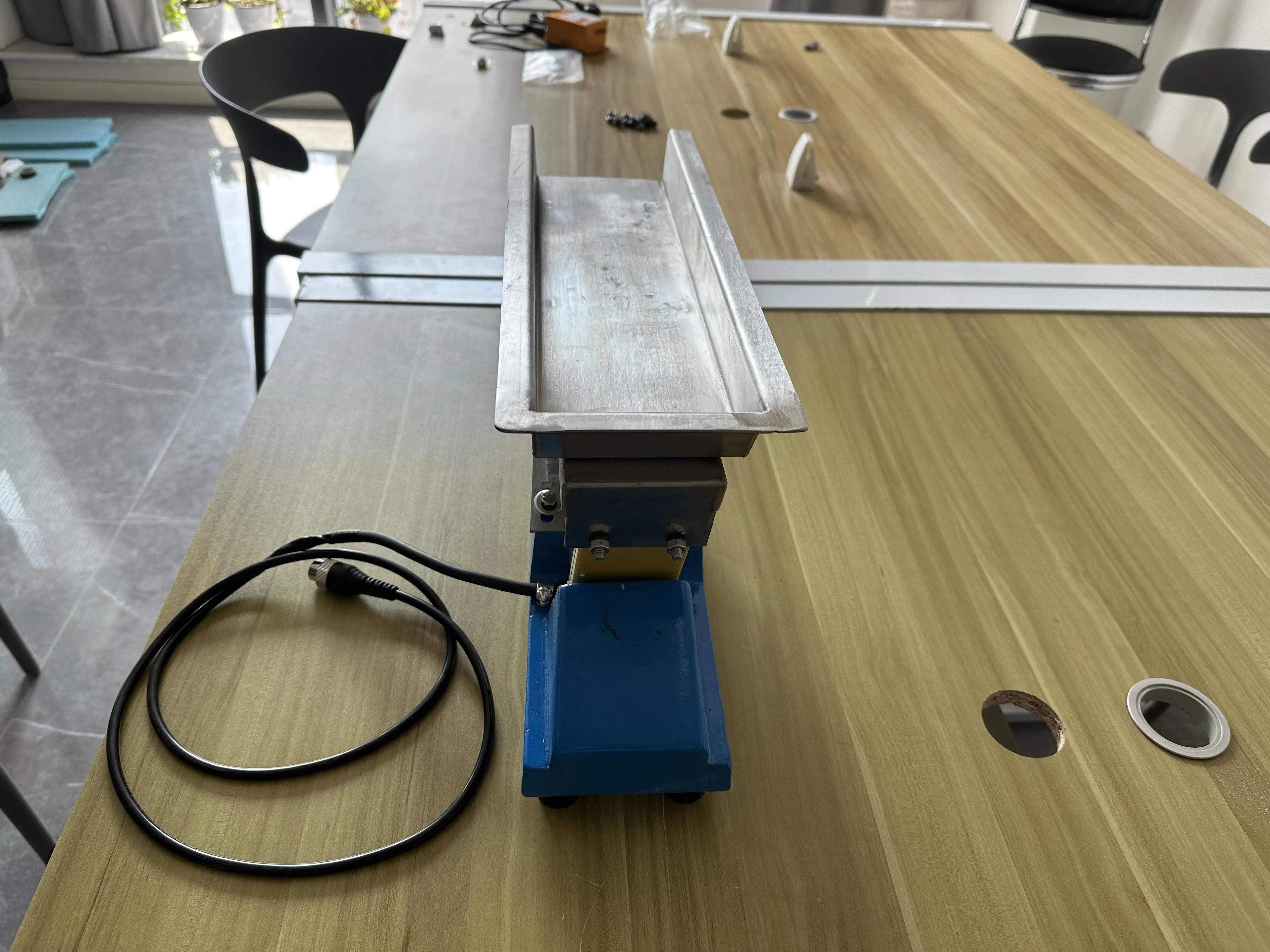 Small Electric Gzv3 Electromagnetic Vibrating Feeder With Speed Controller