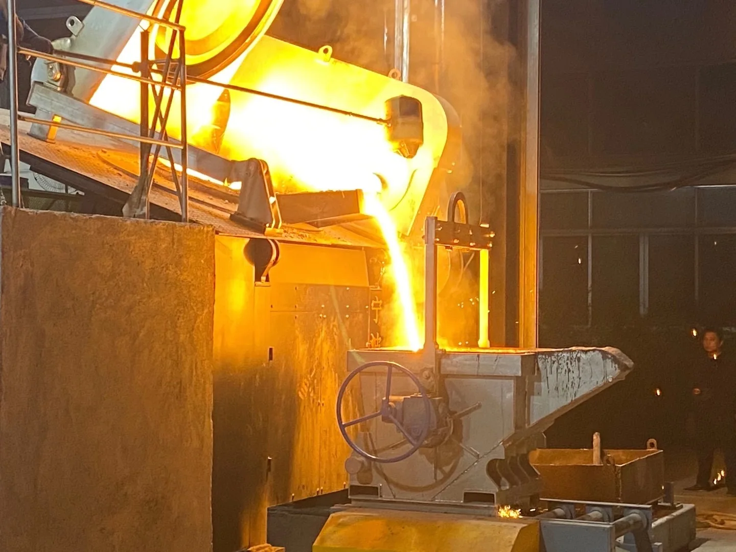 SHENGUANG Top Grade Scrap Aluminum Melting Furnace With Reducer Tilting Furnace Induction Aluminum Furnace Melting