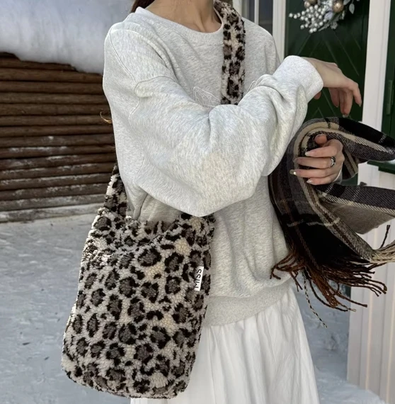 Lamb Wool Niche Bucket Bag New Wool Cute And Stylish Lazy Plush Shoulder Bag