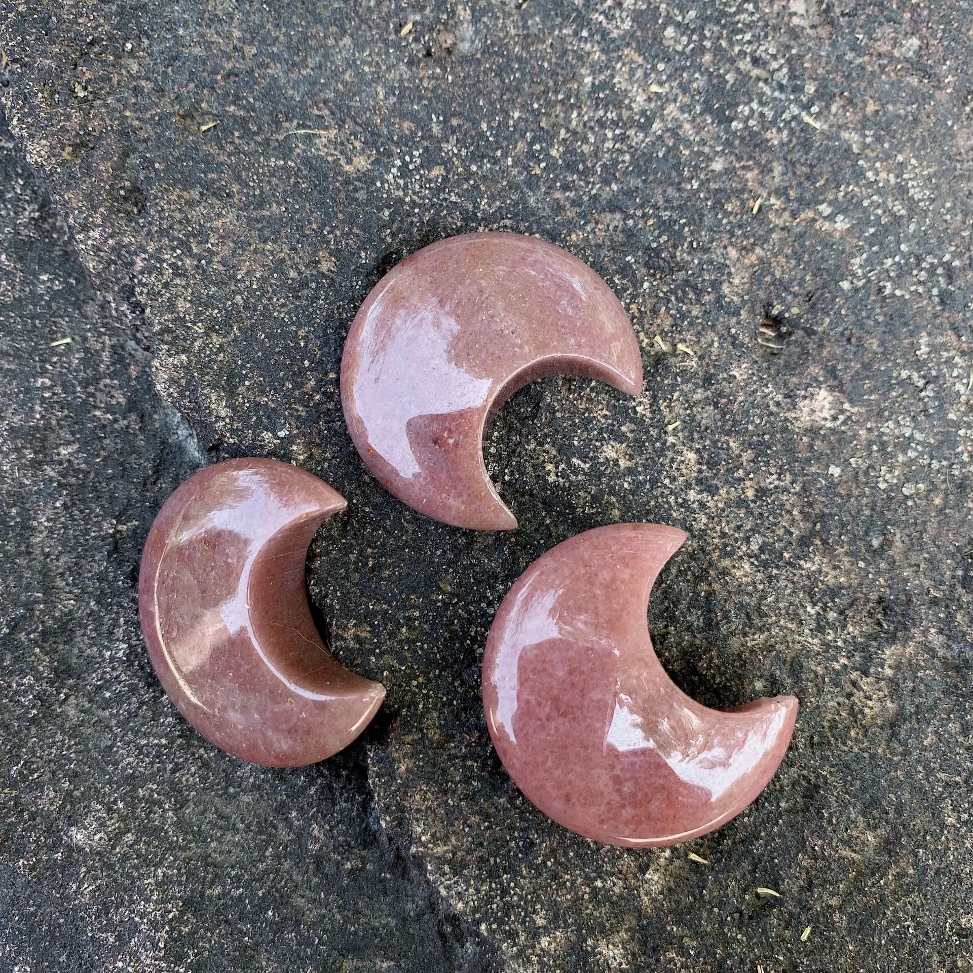 2022 wholesales gemstones moon pendant bulk 30mm crescent natural stone powder crystal agate moon ornaments