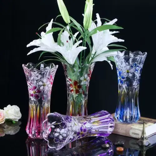 The new transparent glass vase is colorful and gradient flower arrangement. The living room is decorated with simple desktop