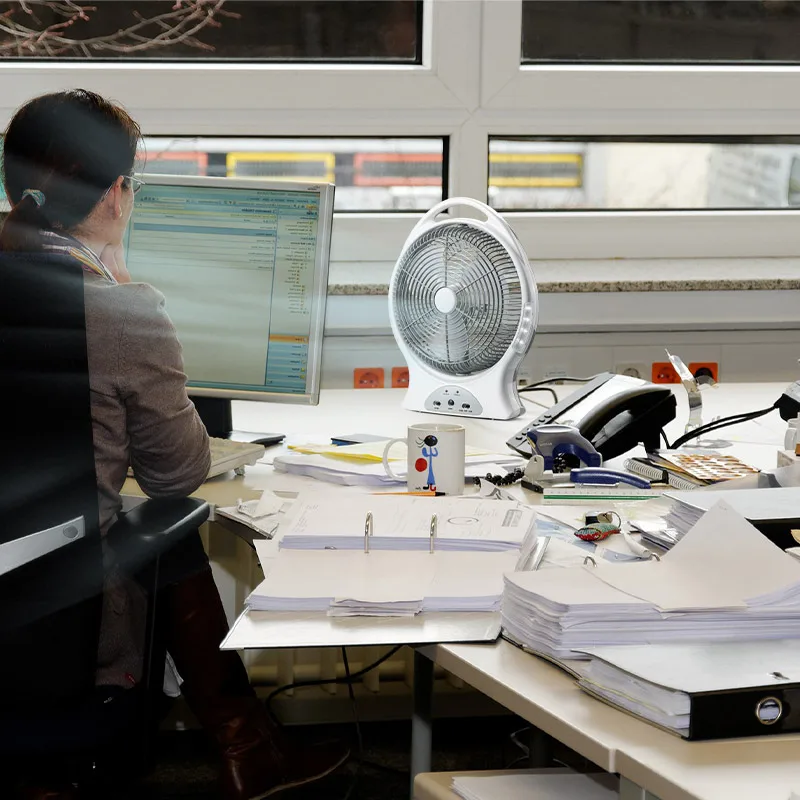 Changrong  12 Inch AC DC Battery Cooling Rechargeable Fan Emergency Table Fan with LED Light