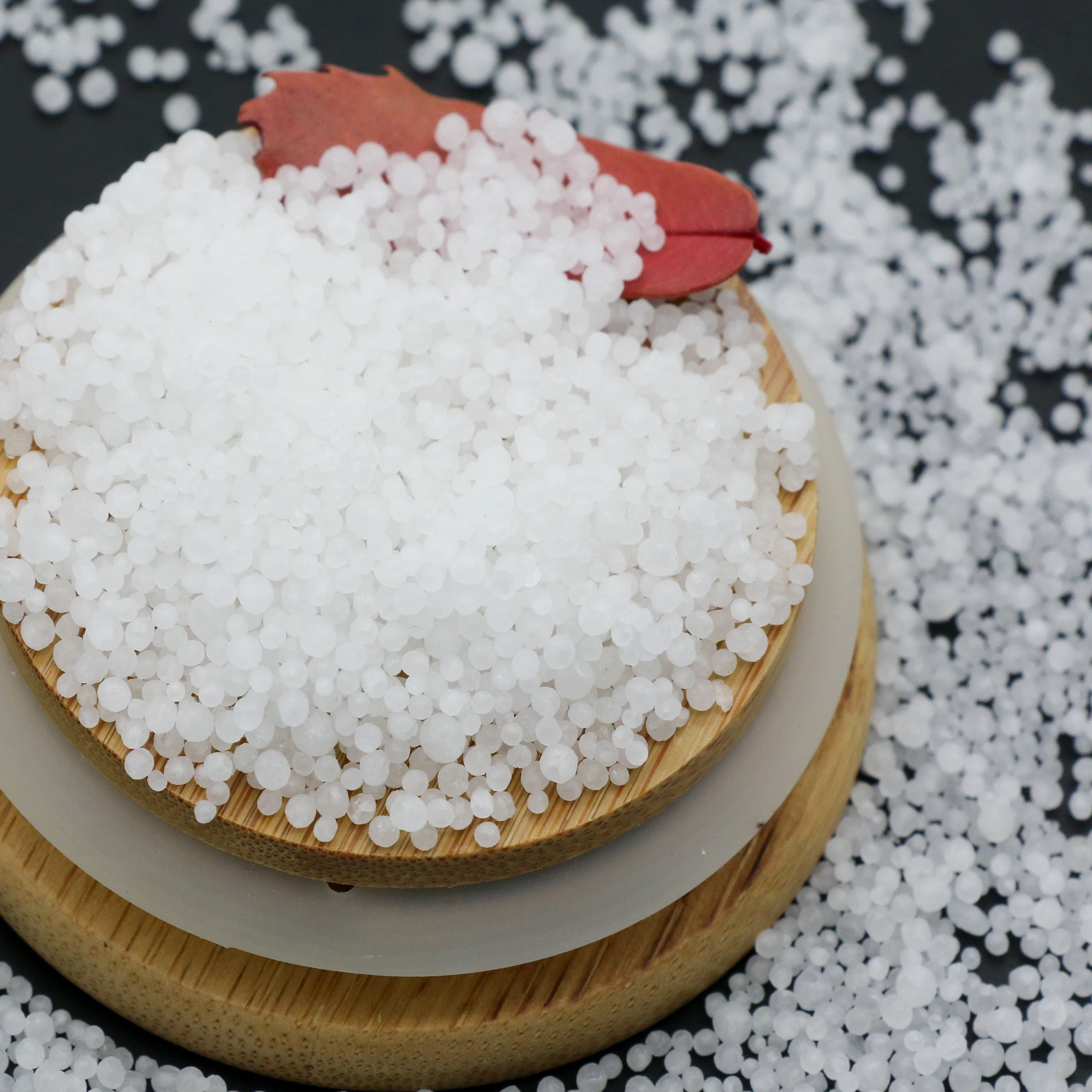 Увеличивает урожайность урожая и улучшает качество почвы, небольшая гранулированная мочевина 46%