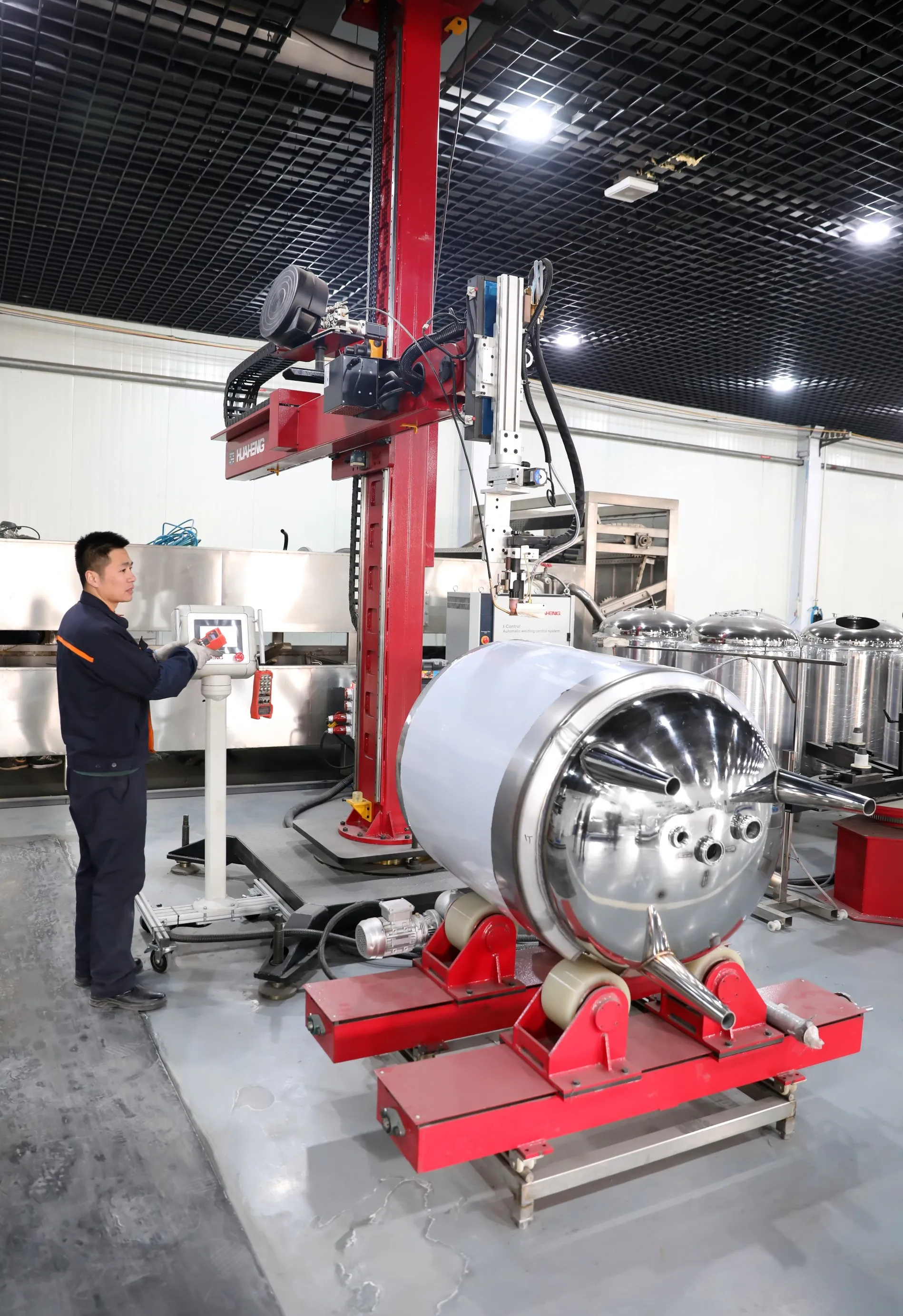 Factory price 200L hydraulic lifting Vacuum Emulsifying mixer liquid soap making machine cosmetic detergent