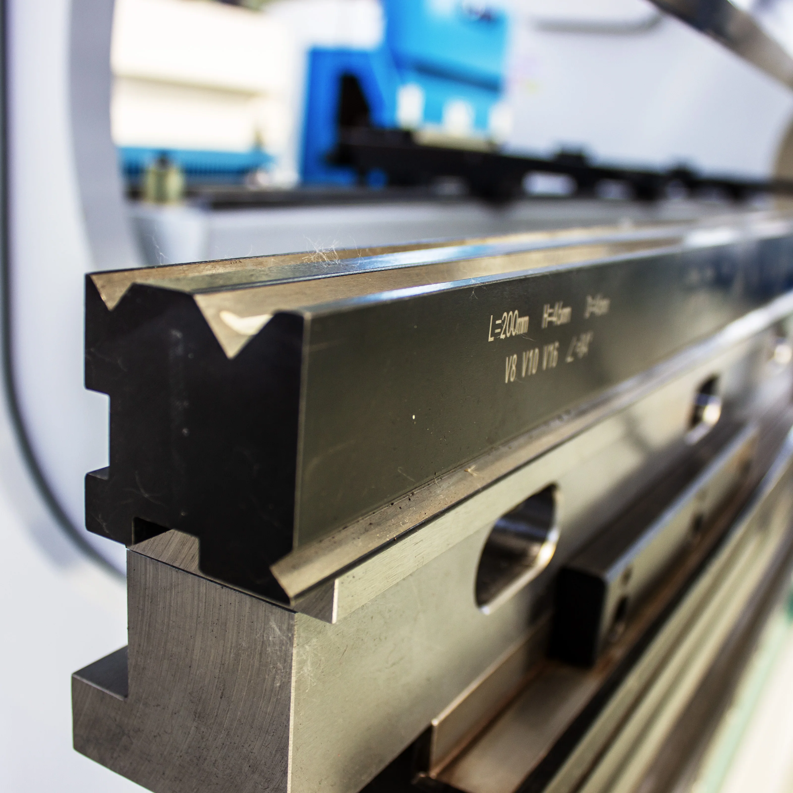 Factory Direct Sale 140T3200 Hydraulic 4+1 Axis Press Brake Machine with CNC Control System Bending Machine Provided Spare Parts