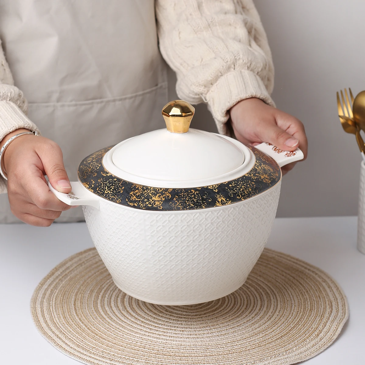 Factory Direct Selling Luxury Hotel Home Elegant Embossed White Porcelain Soup Tureen Set