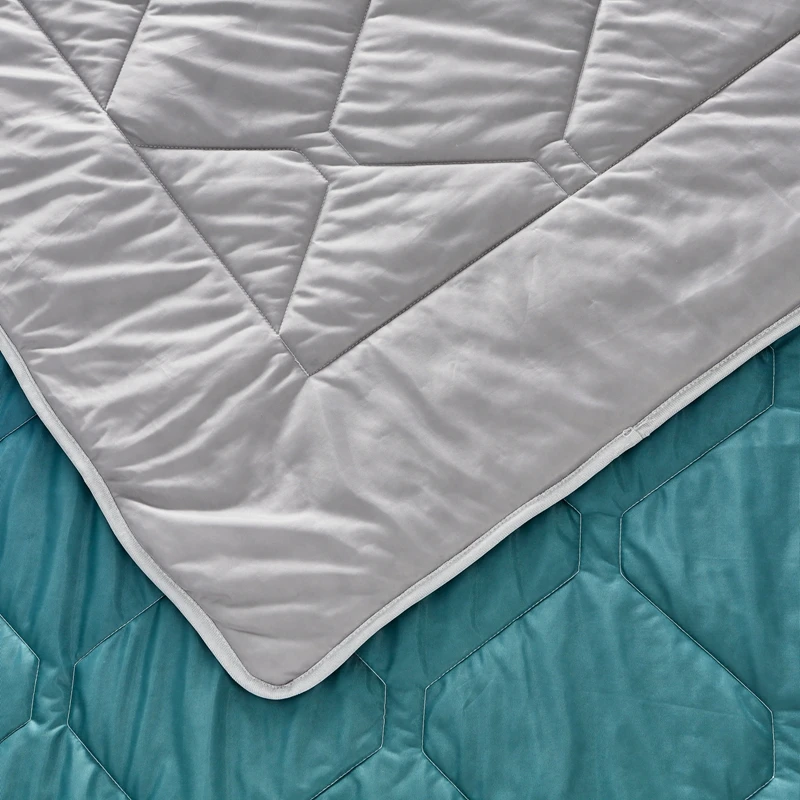 5-Star Comfortable Quilt Blanket for Adults Soft Warm Polyester Filled Quilted Bed Cover Embossed Printed Design Home Hotel Use