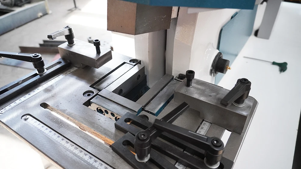 Iron Hydraulic Ironworker Q35y-25 Hydraulic Iron Worker/ironworker Machine Punching And Shearing Machine