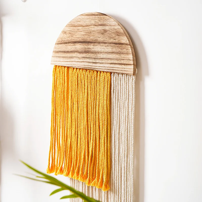 Деревянная настенная подвесная вешалка с кисточками в стиле бохо