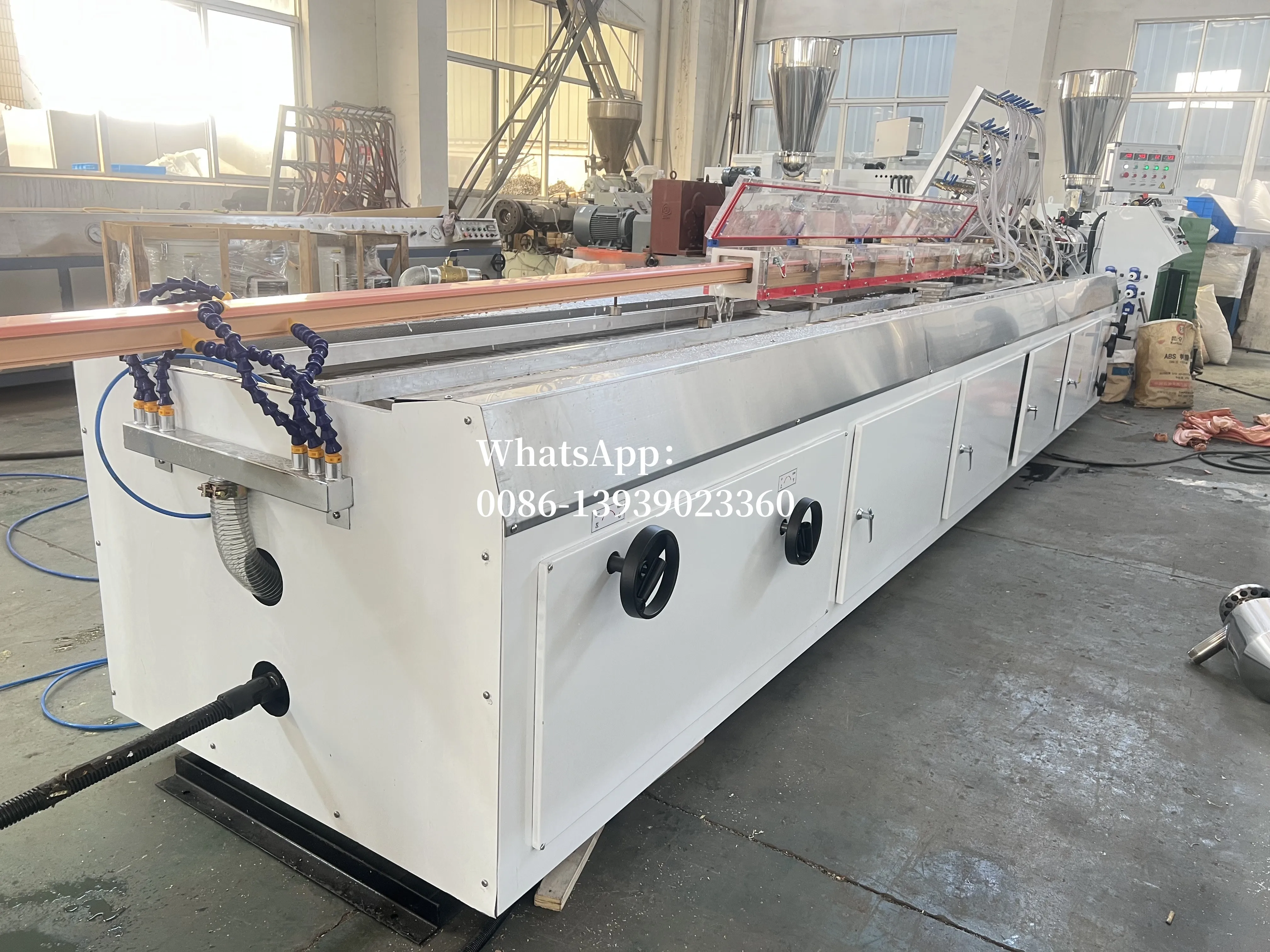 UPVC оконный и дверной профиль с прокладкой устройство для совместной экструзии производитель