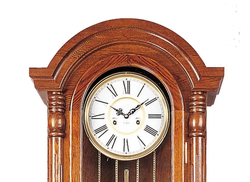 Деревянные часы с дедушкиным полом выбирают виниры из лиственных пород дерева, что обеспечивает долговечность и долговечность. Золотой финиш дуба