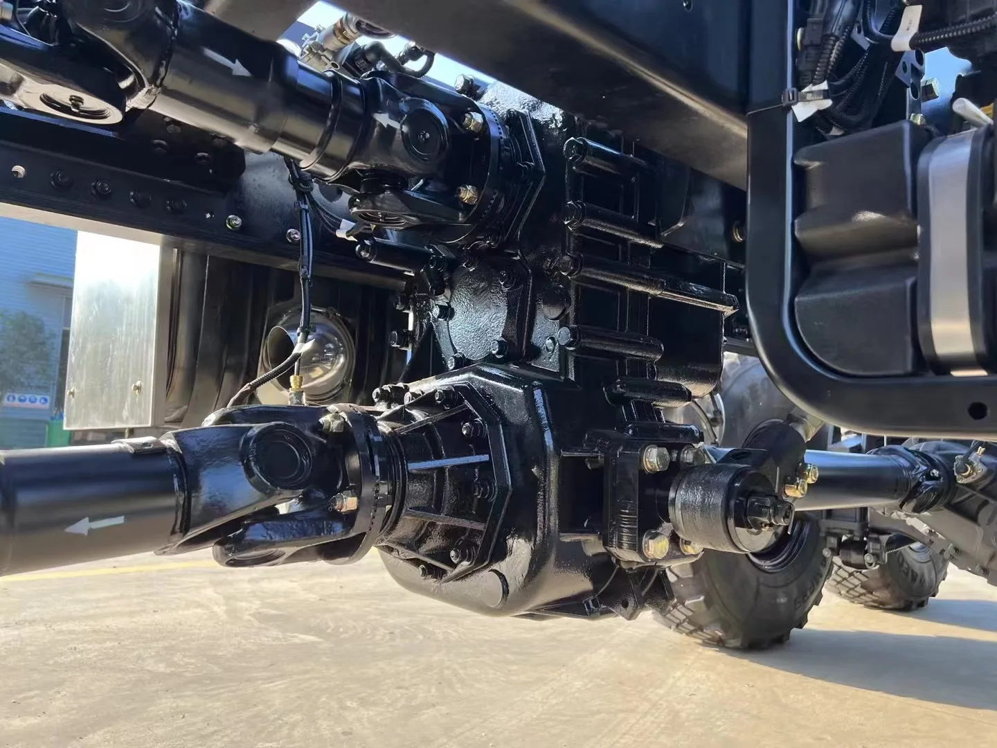 factory supply 6WD 6*6 tractor truck Right hand drive 40ton Weichai Engine 460hp Diesel Euro2 3 5 Air conditioner Sleeper bed