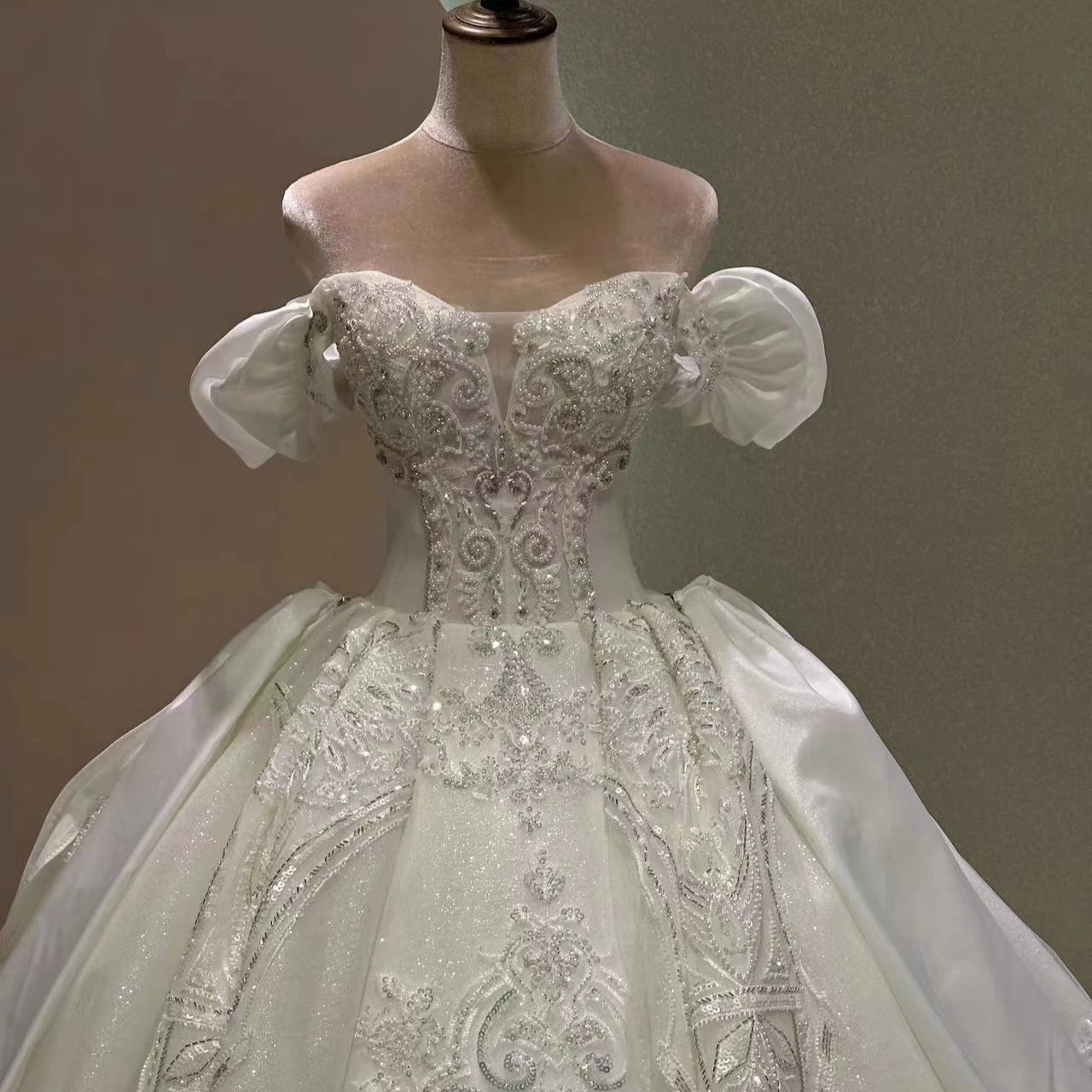 China Best Fabrics Off Shoulder Off Back Gorgeous Embroidery Sheath Wedding Dress Heavily Beaded Satin Bridal Dress