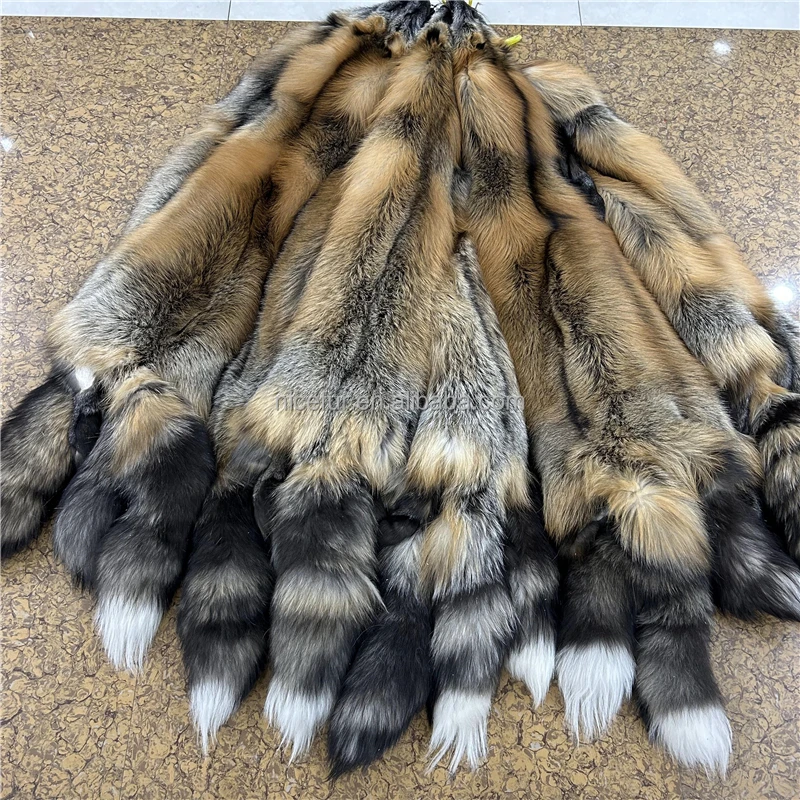 Настоящие натуральные меховые шкуры из лисьего меха с красным крестом
