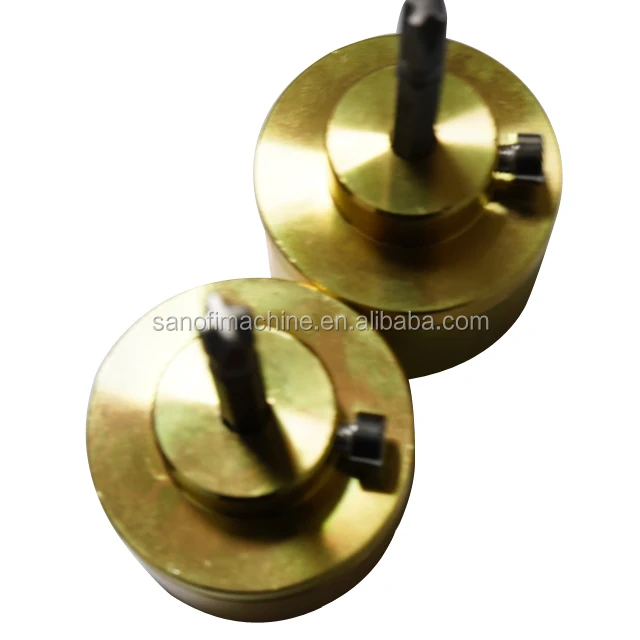 Упаковщик крышек в упаковочной машине