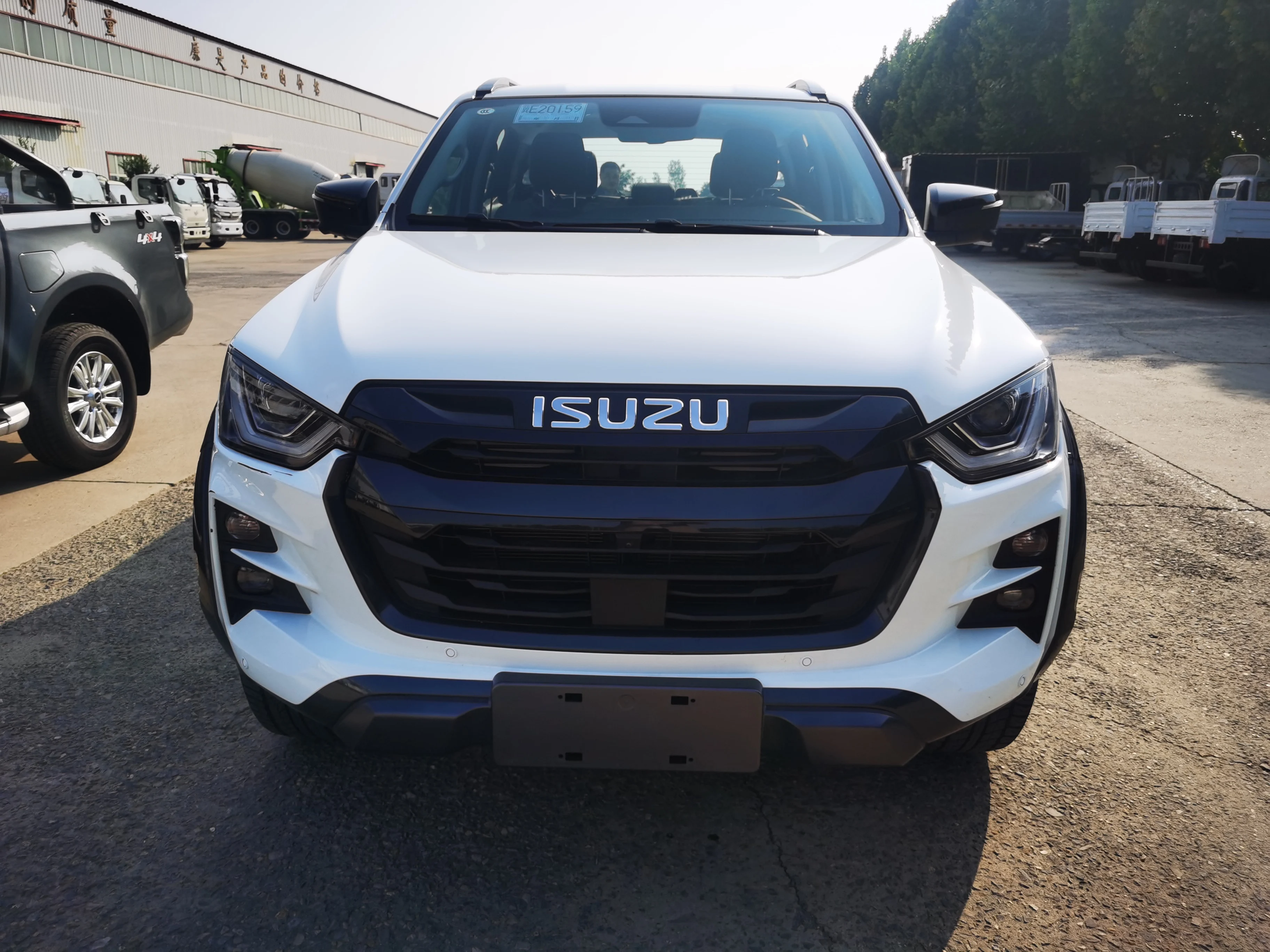 5 SEATS ISUZU D-MAX PICKUP TRUCK ON SALE