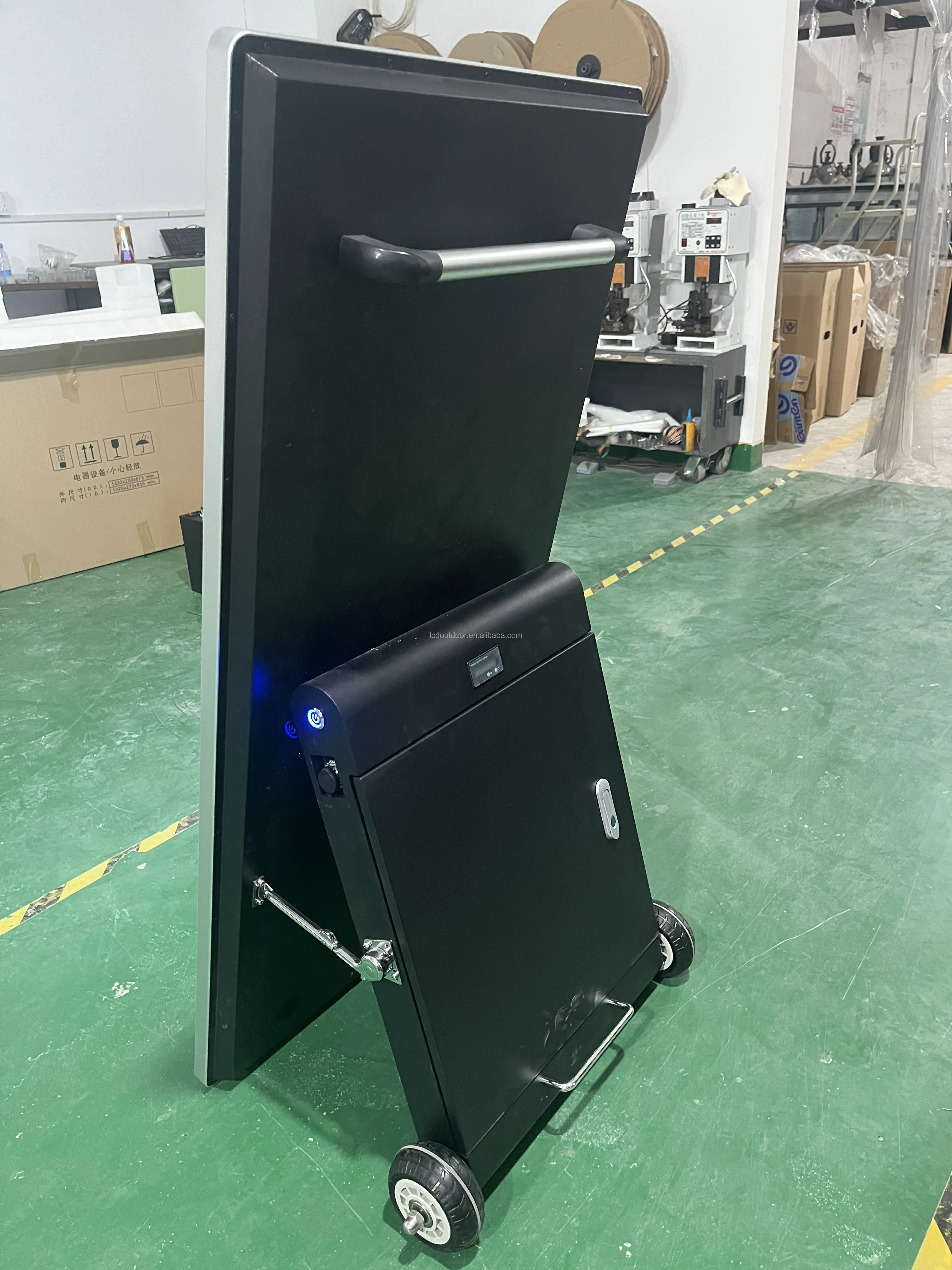 Vertical mobile power supply  LCD Digital Signage Outdoor  LCD Outdoor Display Portable Digital Poster Screen Display