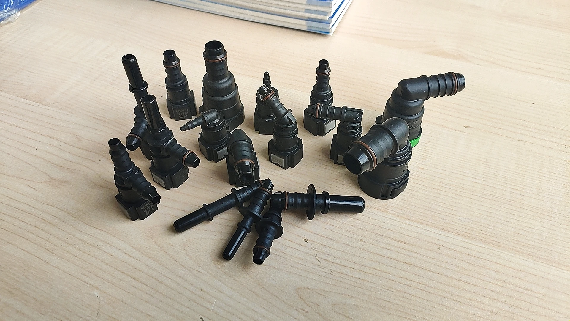 Self-locking buckle of a variety of automobile pipe joint dust cover quick connector