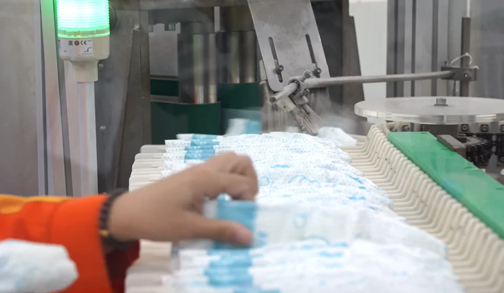 Full servo cost effective diaper making machine baby diapers production line