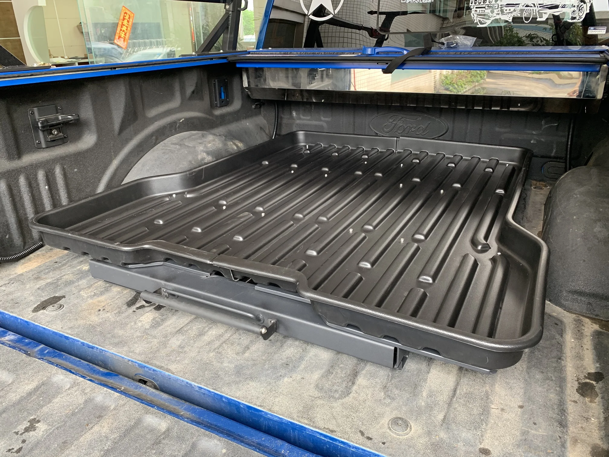 
Slide tray for truck bed liner 