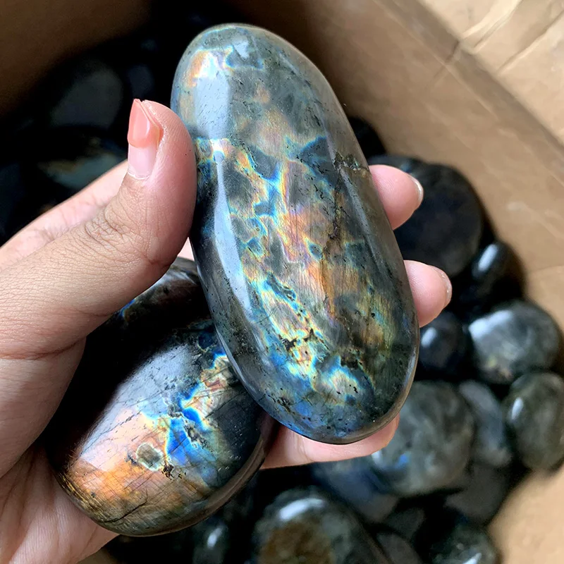 wholesale high quality natural crystal labradorite palm stone with flash for decoration