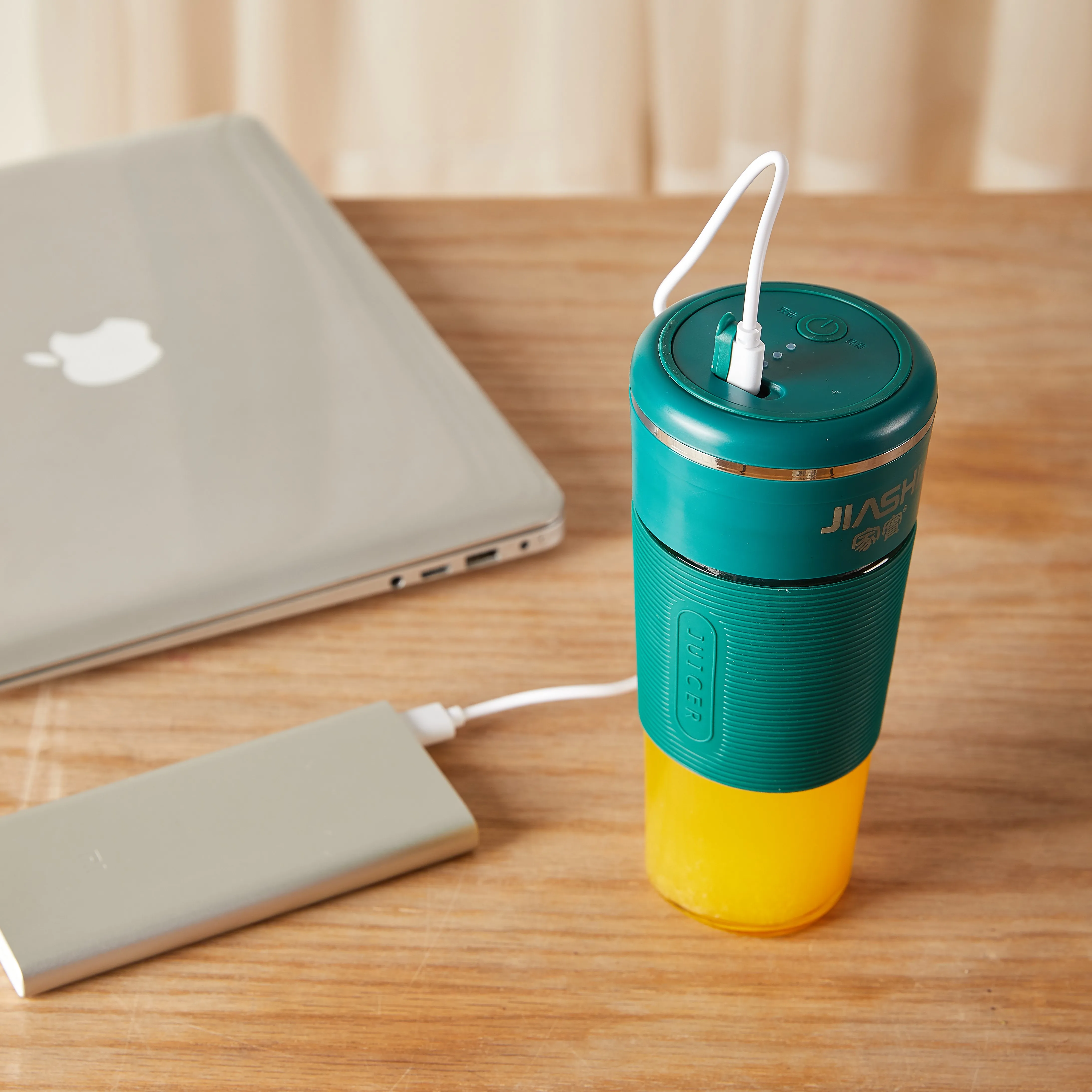 Portable Home Mini Wireless Fruit Juicer Popular Electric USB Blender Rechargeable Travel High Quality 300ml 4 Blade Juicer 3.7