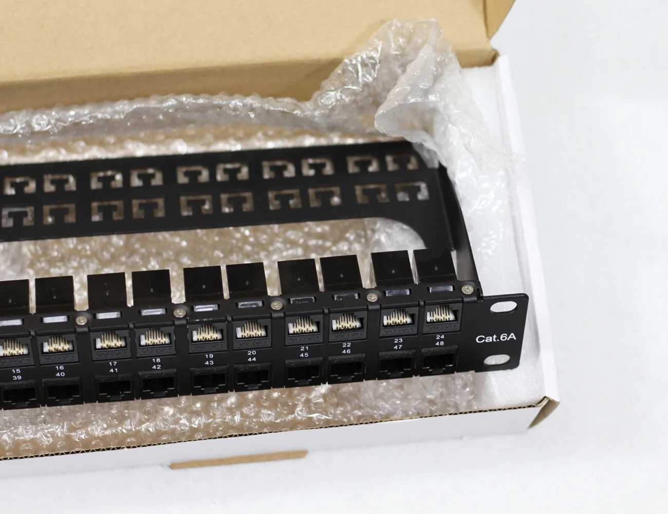 Патч-панель UTP cat6a с 48 портами и встроенным черным