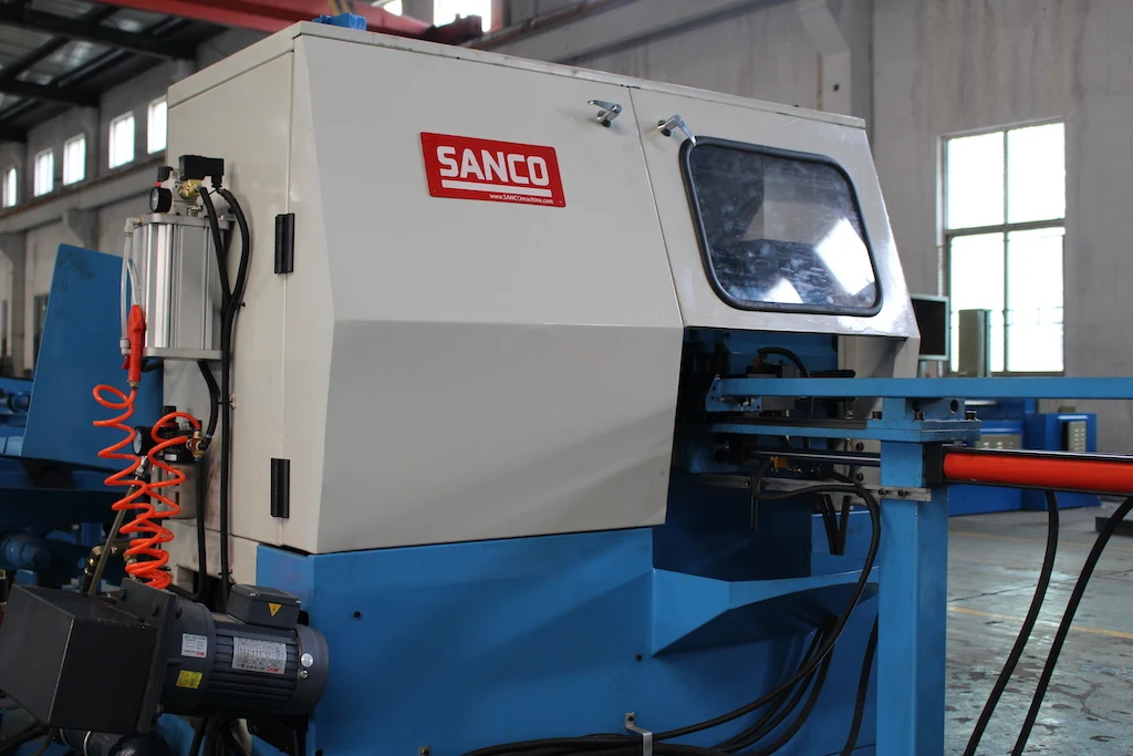 С автоматическим погрузчиком CNC машина для резки металлических
