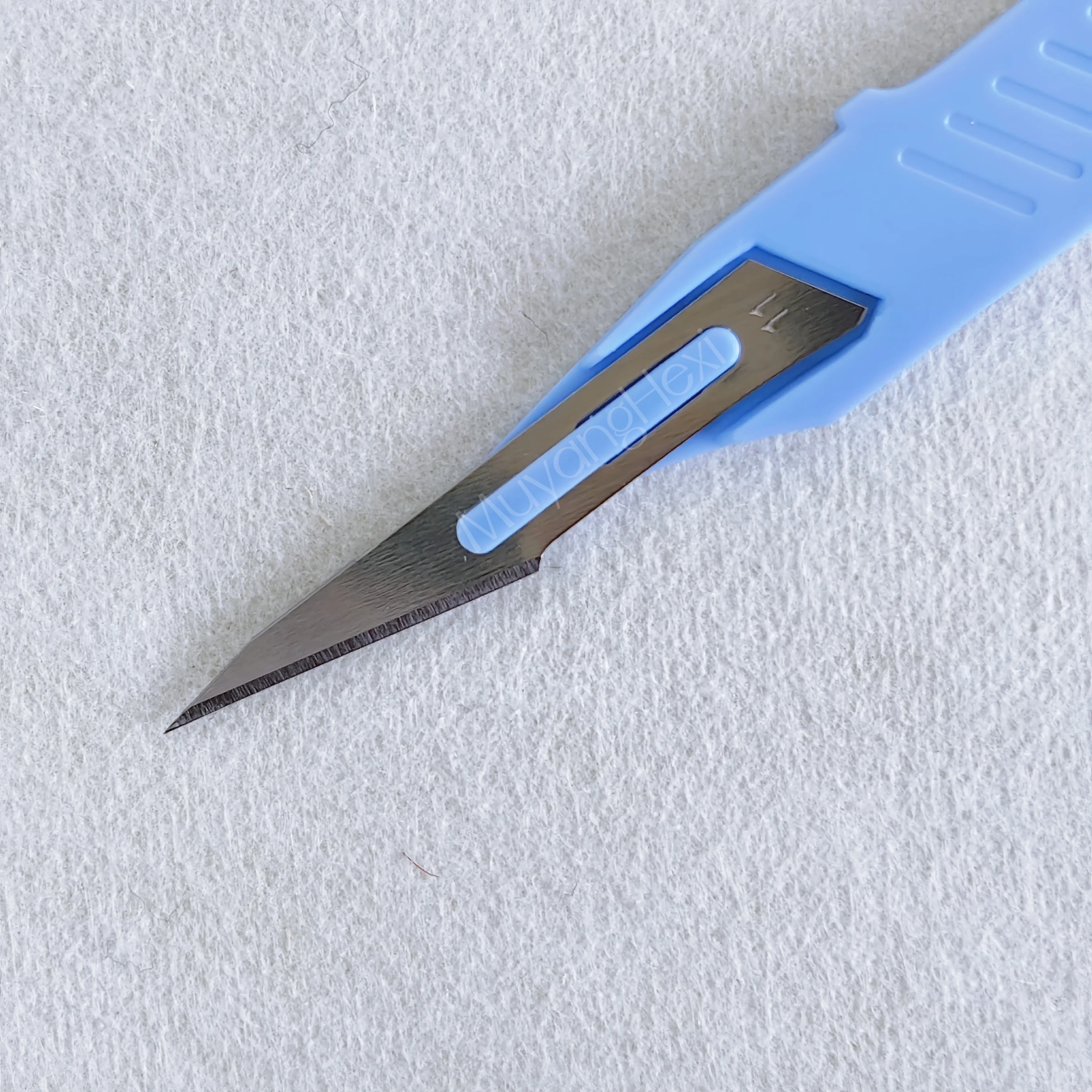 High quality carbon steel safety disposable surgical scalpel