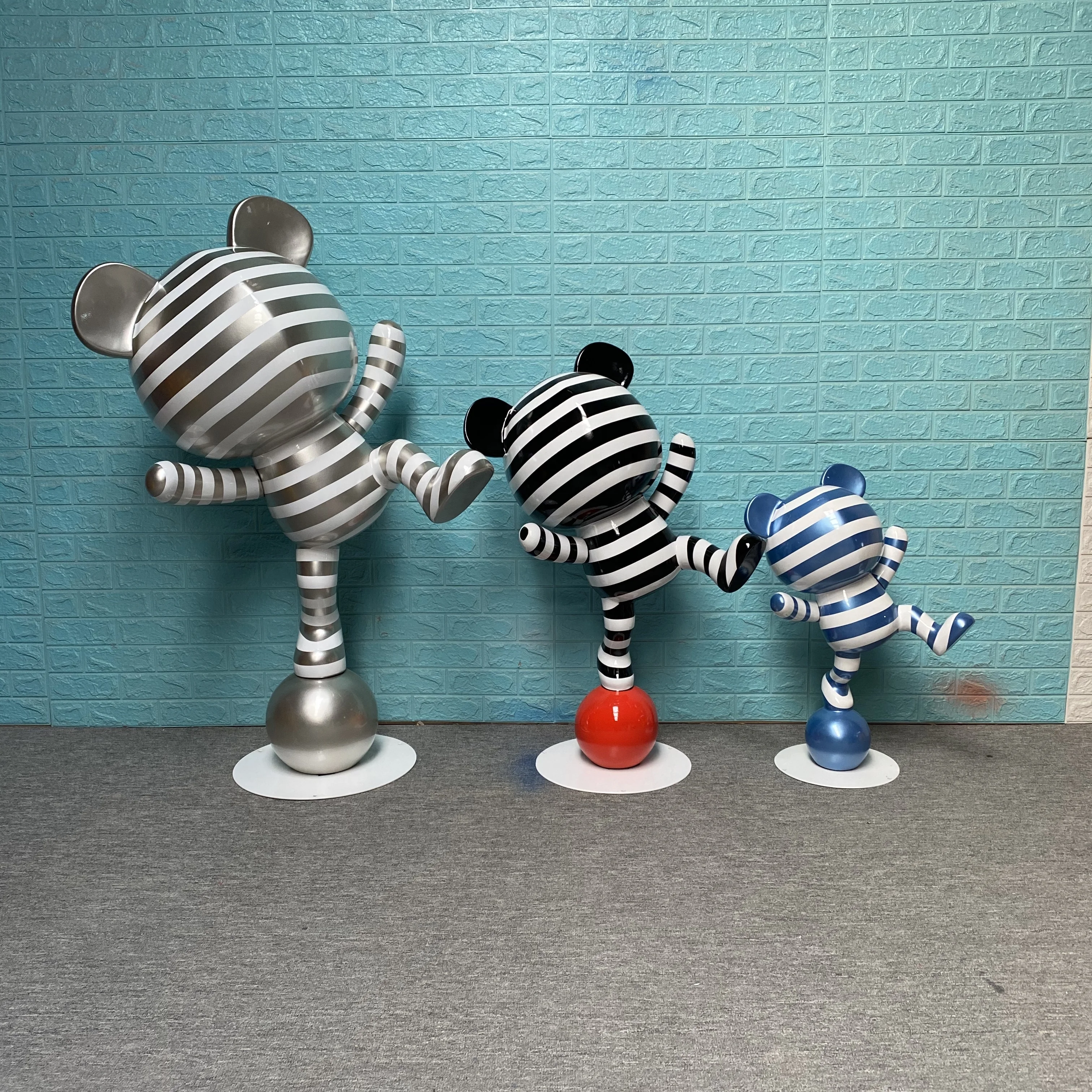 Outdoor 1.3m Large Fiberglass Bear Sculpture Animal Sculpture For Shopping Mall Theme Park