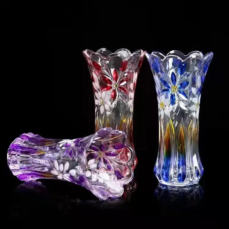 The new transparent glass vase is colorful and gradient flower arrangement. The living room is decorated with simple desktop