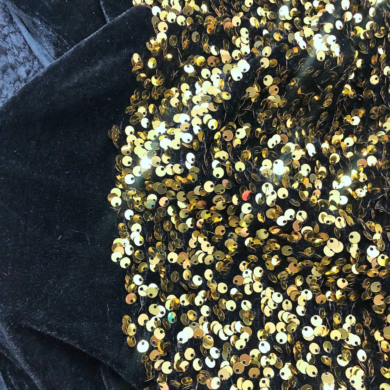 Nanyee Textile High Density Popular 5mm Light Gold Sequin On Black Velvet Fabric