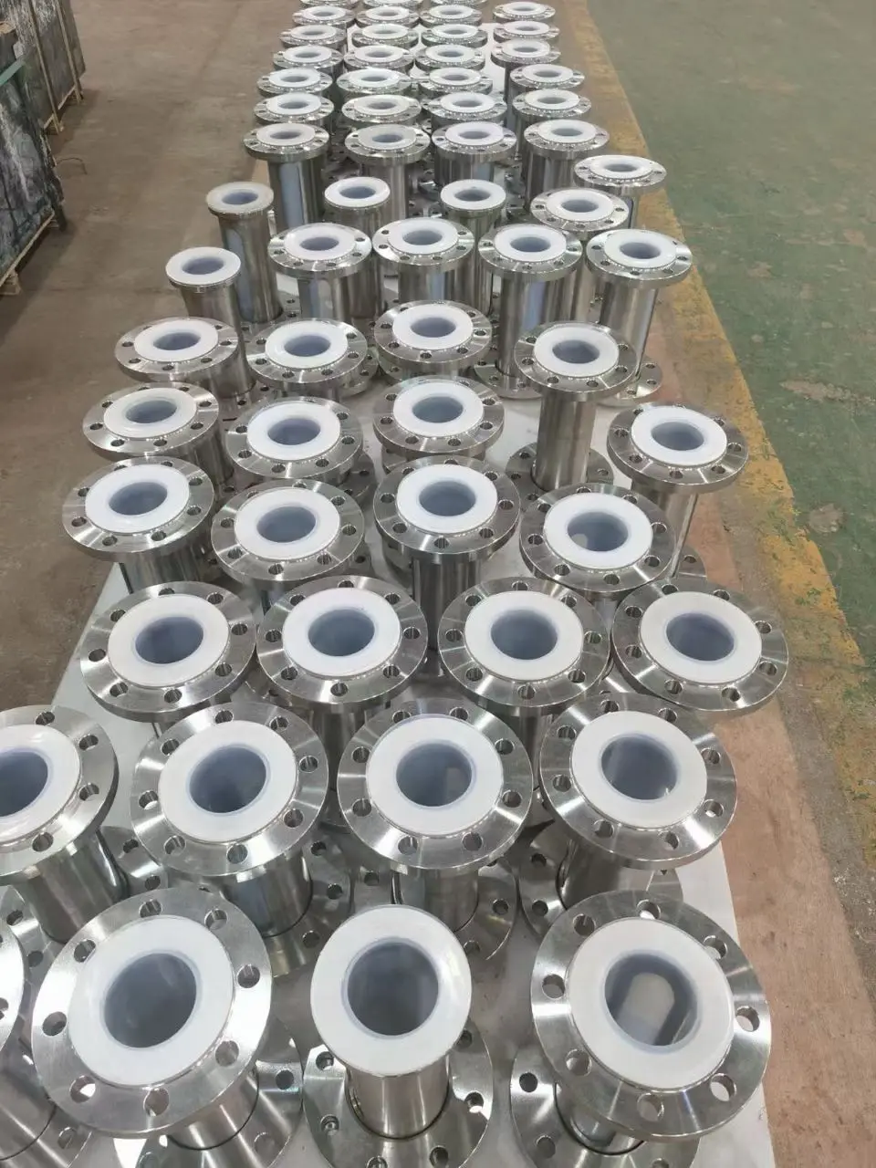Carbon Steel PTFE/PFA Lined Straight Pipes/Spools with Fix/Loose Flanges for water treatment Chemical Industry