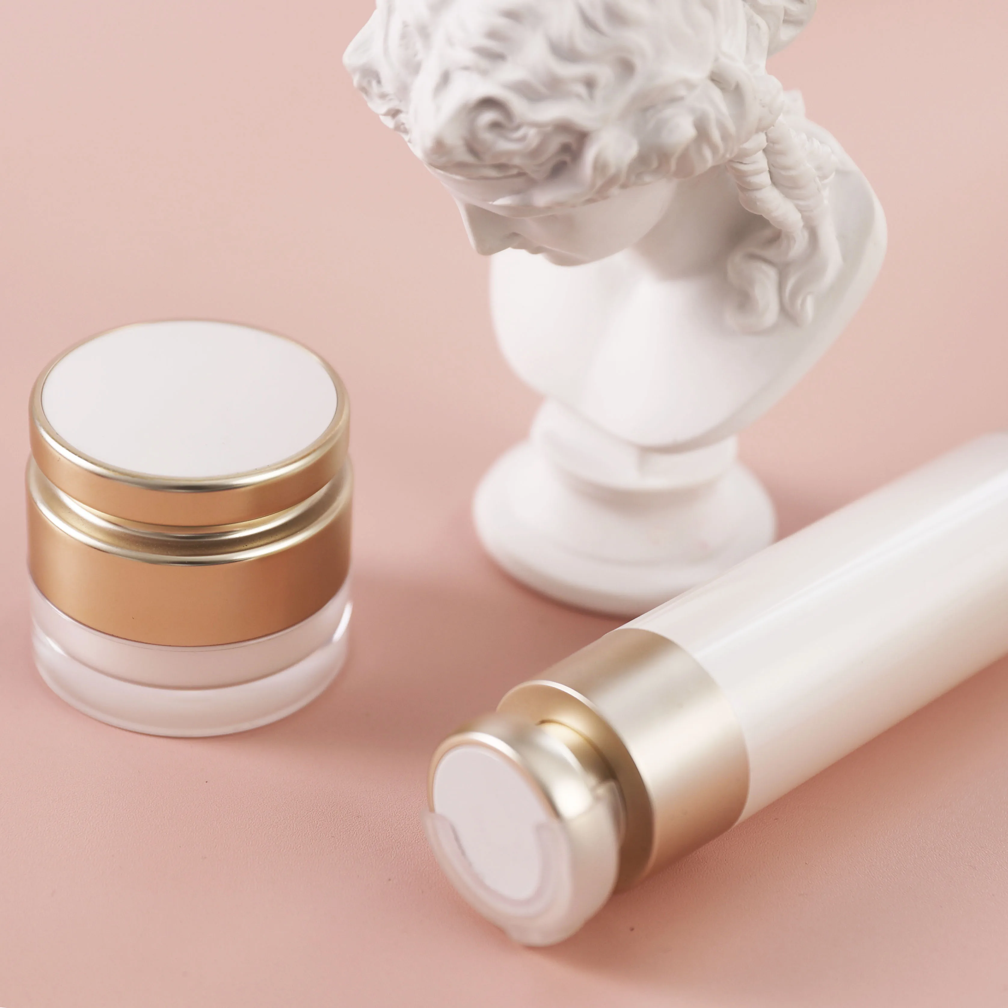 Luxury Gold Cosmetic Acrylic Bottle Jar Set Toner Spray Lotion Pump Bottle For Skin Care Cosmetic And Face Cream Jar