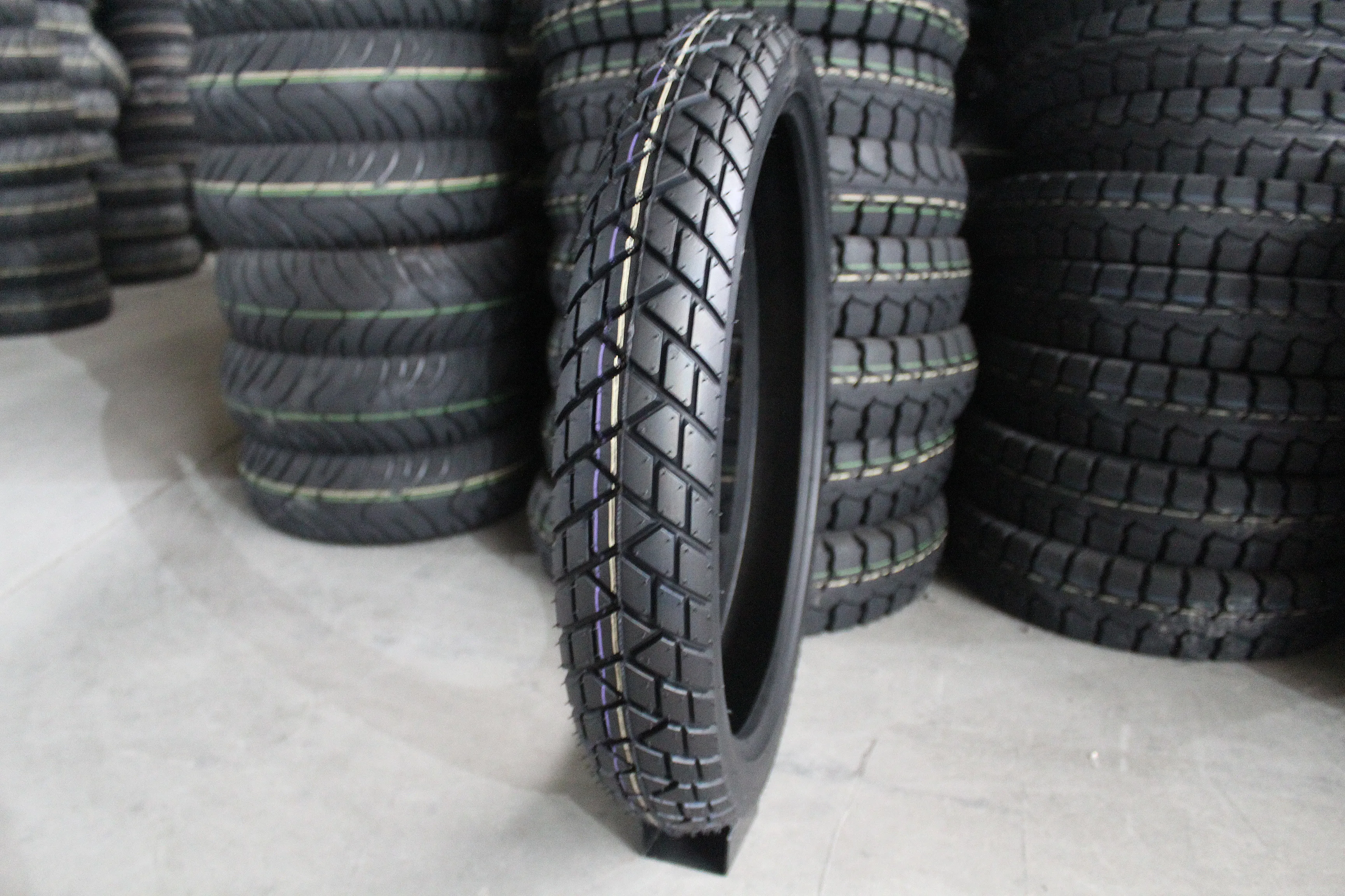 HLM Tubeless Motorcycle Tire 90/90-18 90/90/19 China Top Factory Japanese Technology