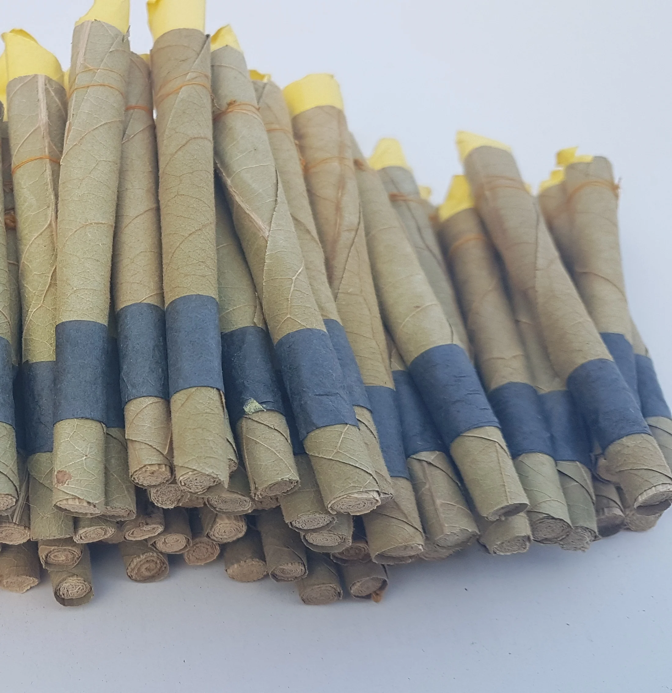 Травяные листовые предварительно свернутые конусы Blunts OEM высоконасыщенные лимонные ароматизированные предварительно свернутые конусы коричневые Blunts зеленые Blunts бумажные предварительно свернутые конусы