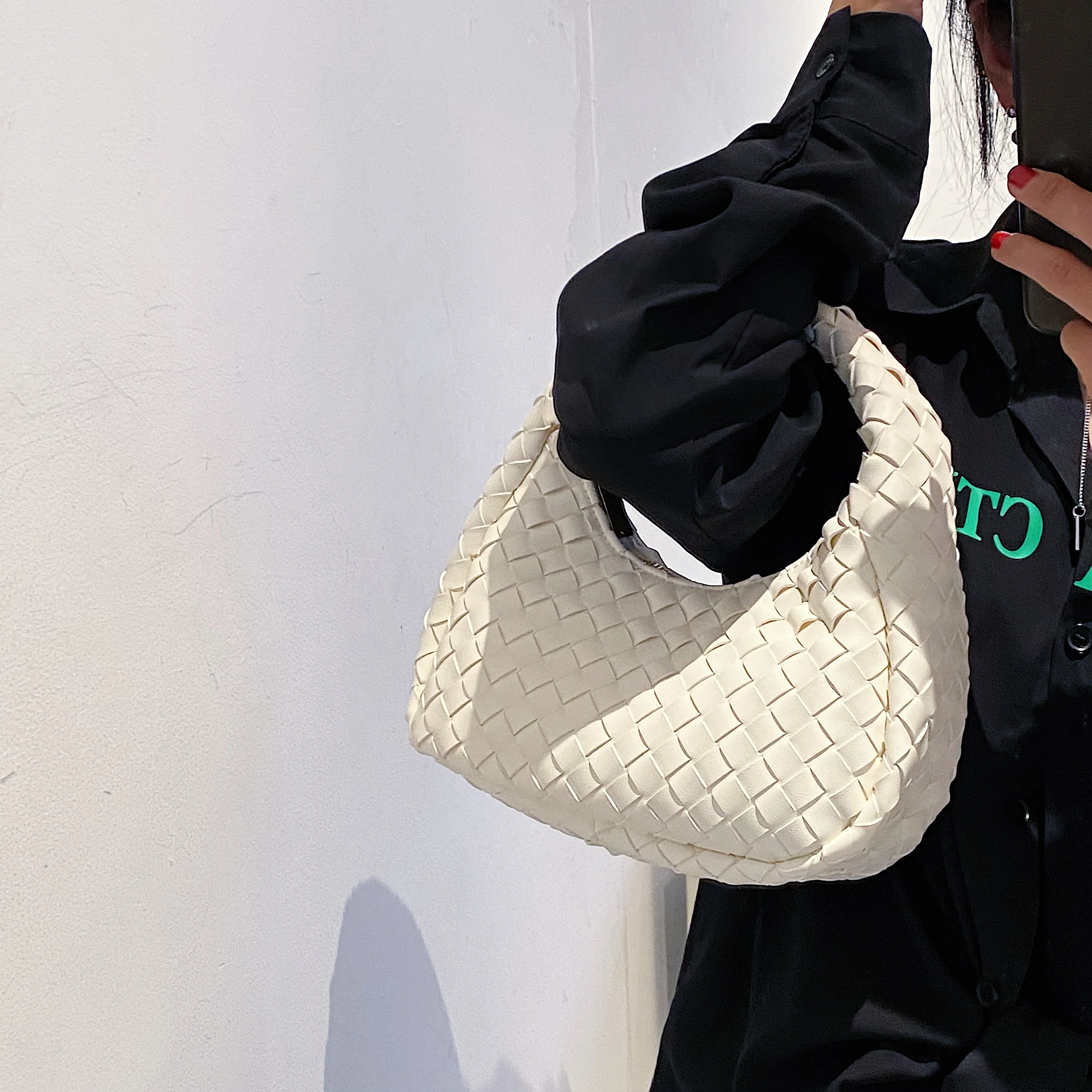 2022 New Half Moon Trendy Mini Tote Bag Handmade Woven Luxury Designer Bag Lady Fashion Purse Handbag