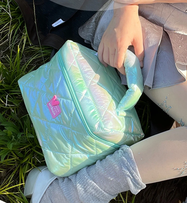 Custom Label designer Fashion laser  Soft Quilting Portable Toiletry Bags Travel Puffer Zipper Makeup Silver Cosmetic Bag Pouch