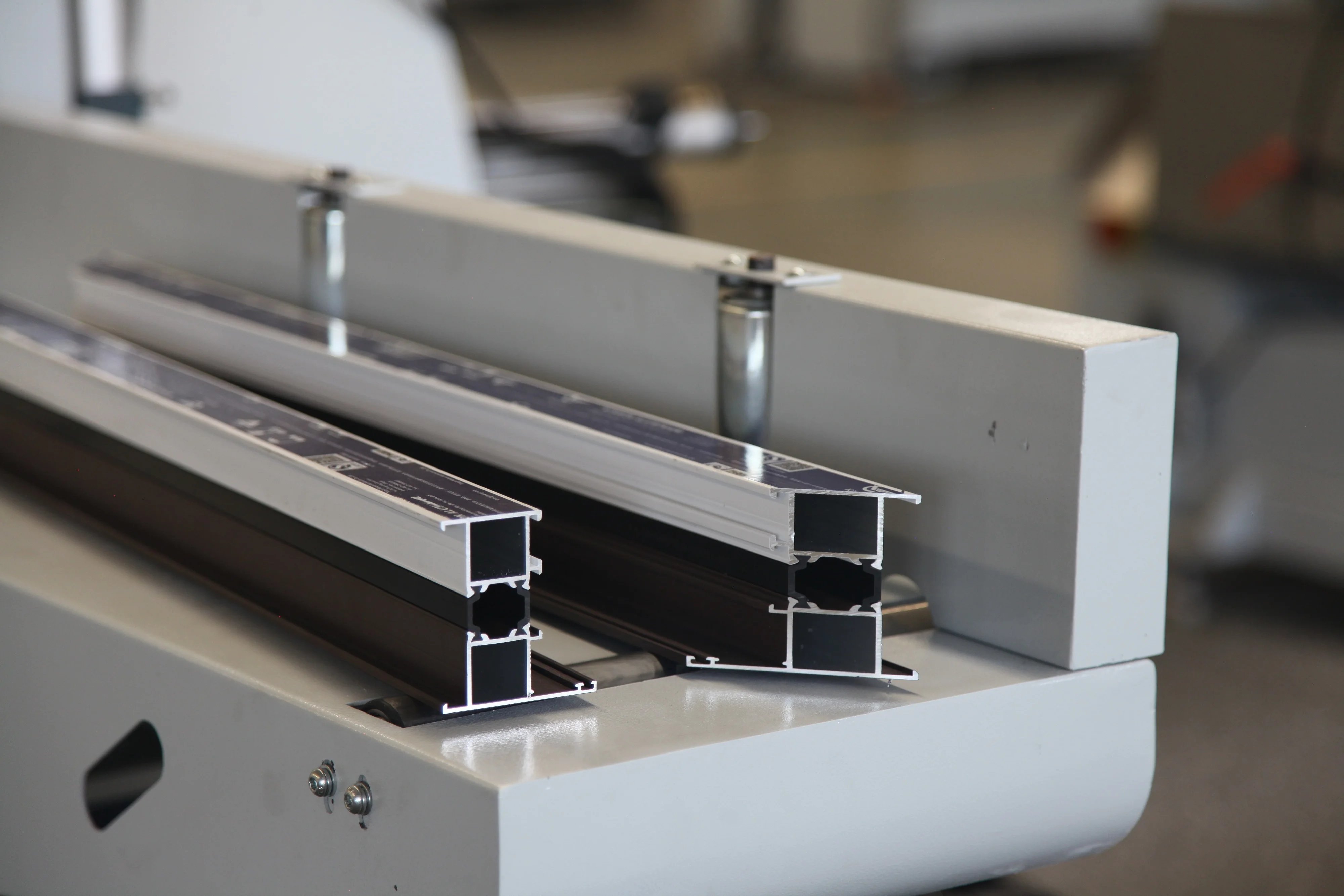 Double head cutting saw for aluminum profile cutting use