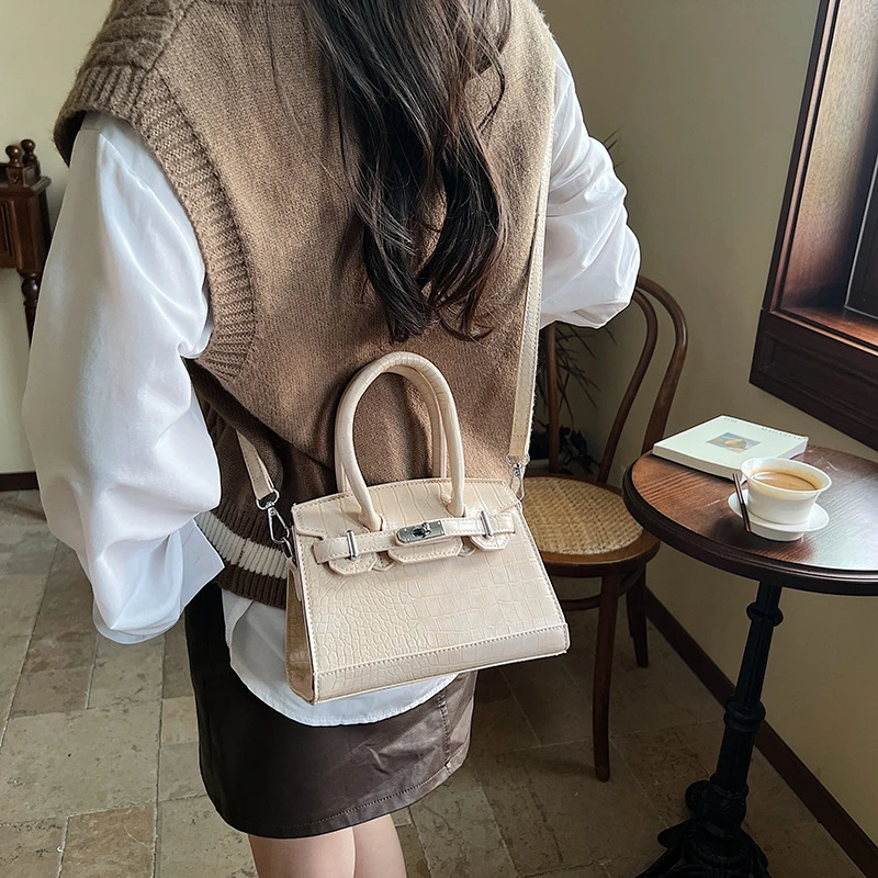 Crocodile Embossed Leather Handbag Luxury Designer Purse Elegant and Versatile Bag for Women Daily Use or Special Occasions