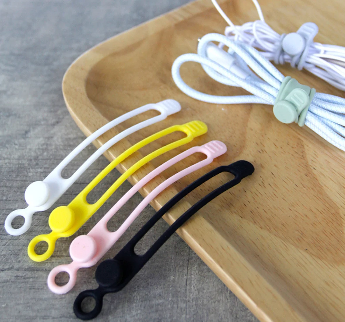 Универсальный эластичный ремешок для кабеля