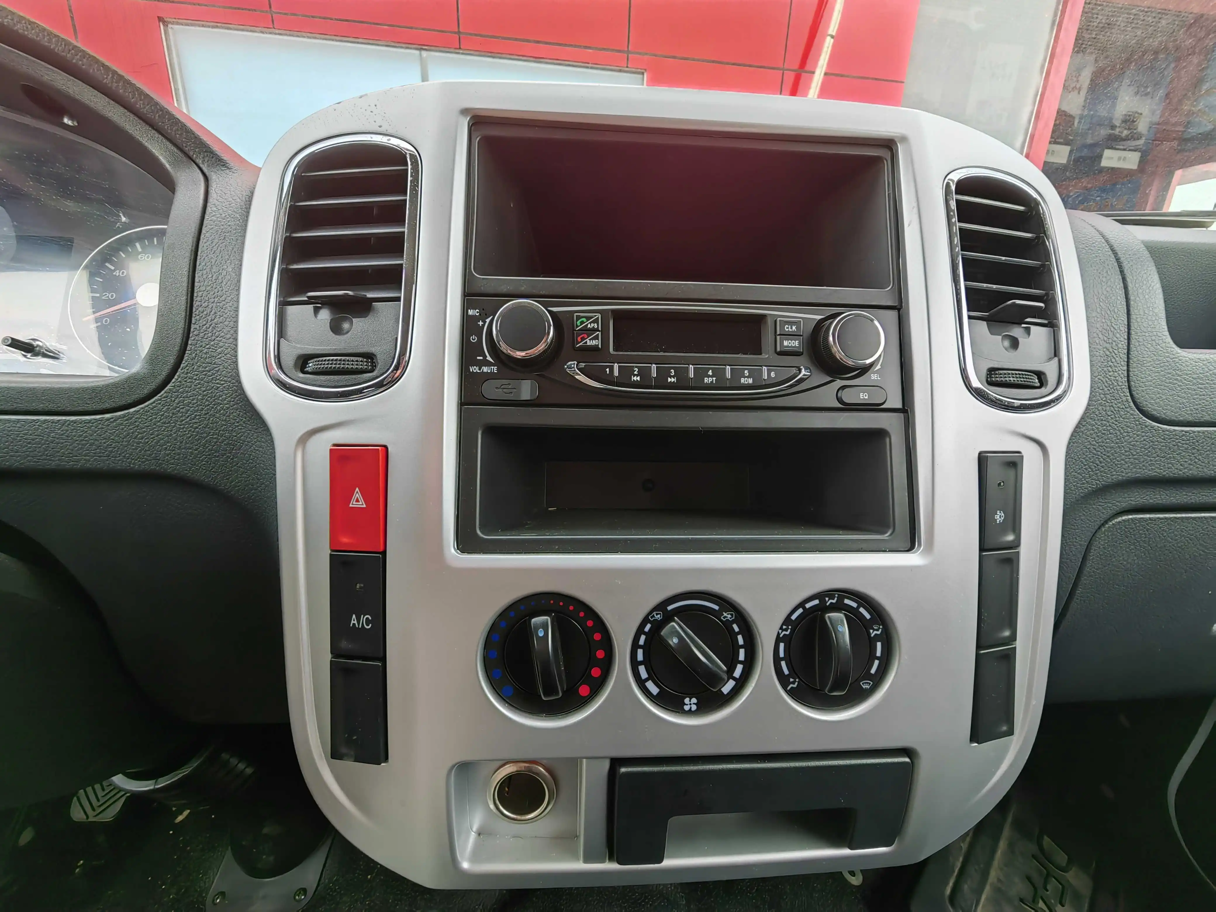 Dongfeng 4x2 mini pickup truck small cargo box van 109hp left drive 6 wheel diesel small commercial van cargo truck