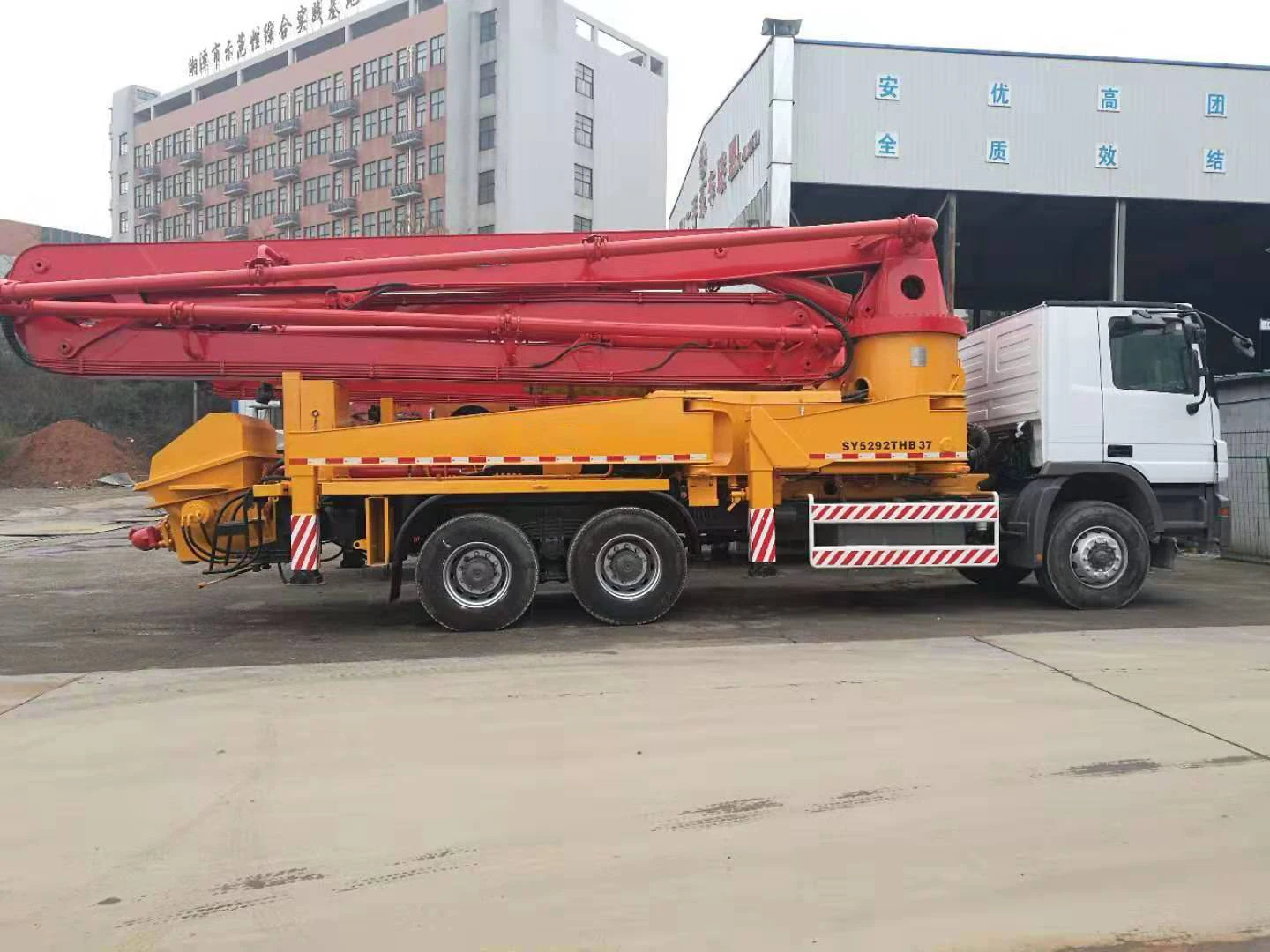 Гибкий и энергосберегающий 37 м SYG5252THB бетононасос с шасси Sinotruk